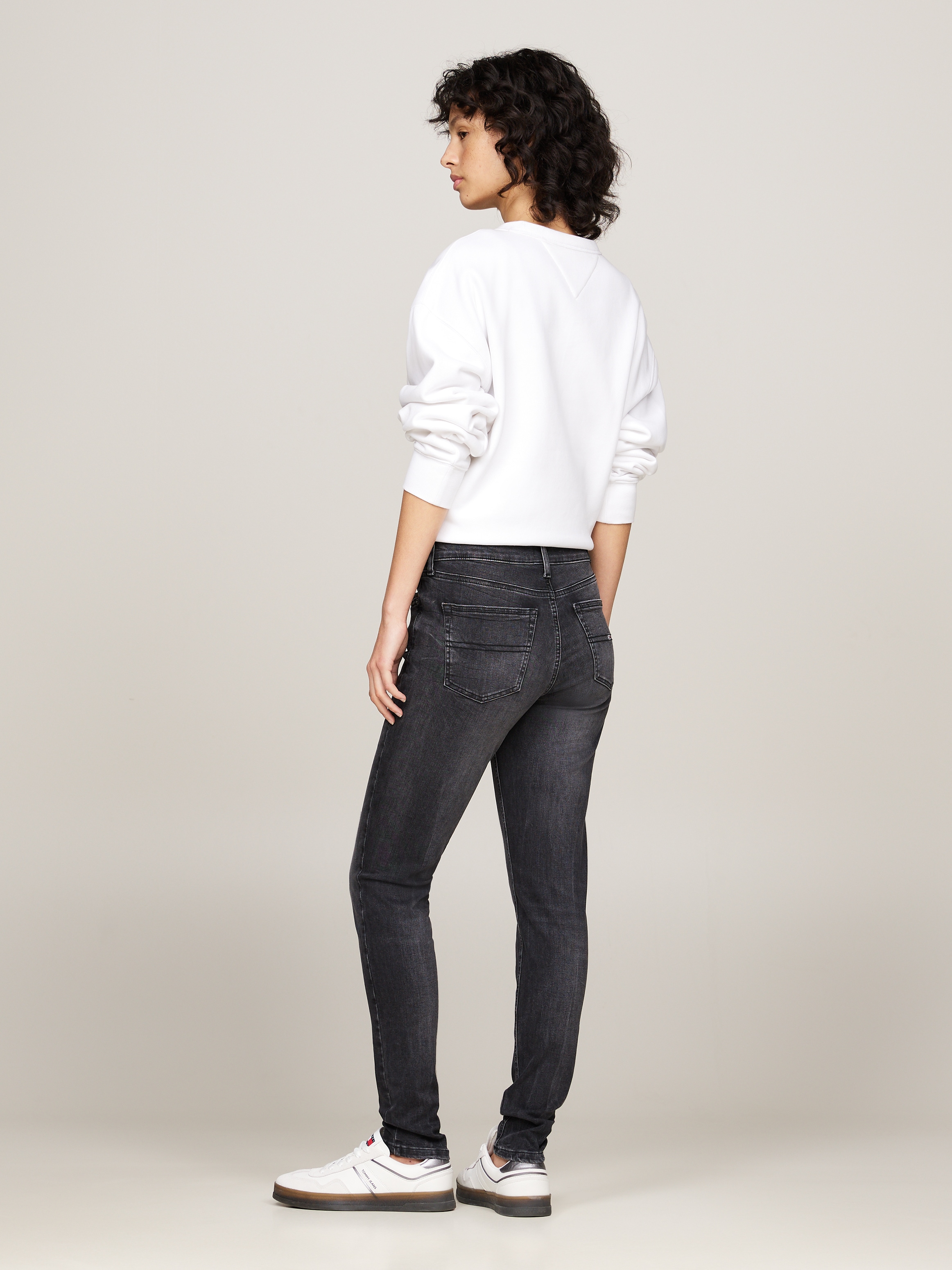 Tommy Jeans Skinny-fit-Jeans »Nora Mid Rise Skinny Fit«, mit Waschung, Logo-Badge