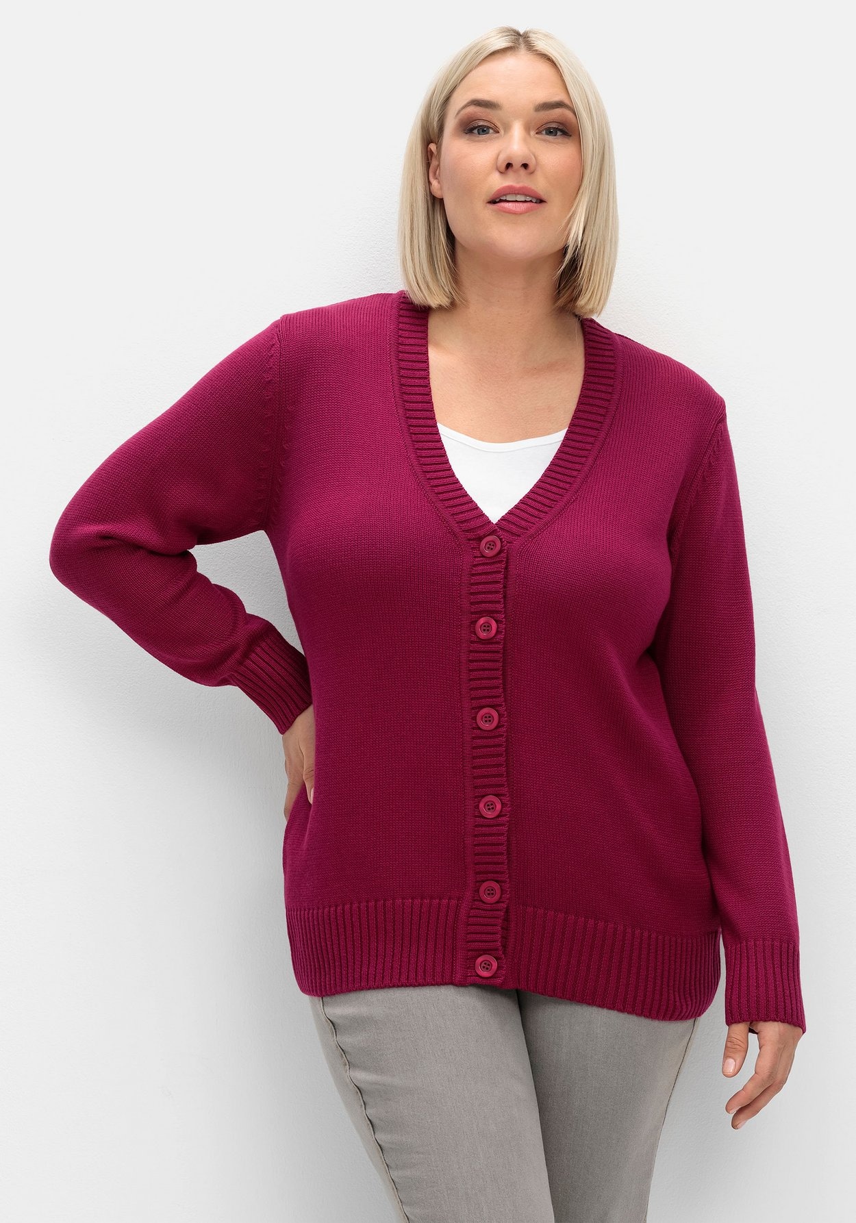 Sheego Strickjacke »Strickjacke mit V-Ausschnitt und Knöpfen, tailliert«, mit V-Ausschnitt und Knöpfen, tailliert