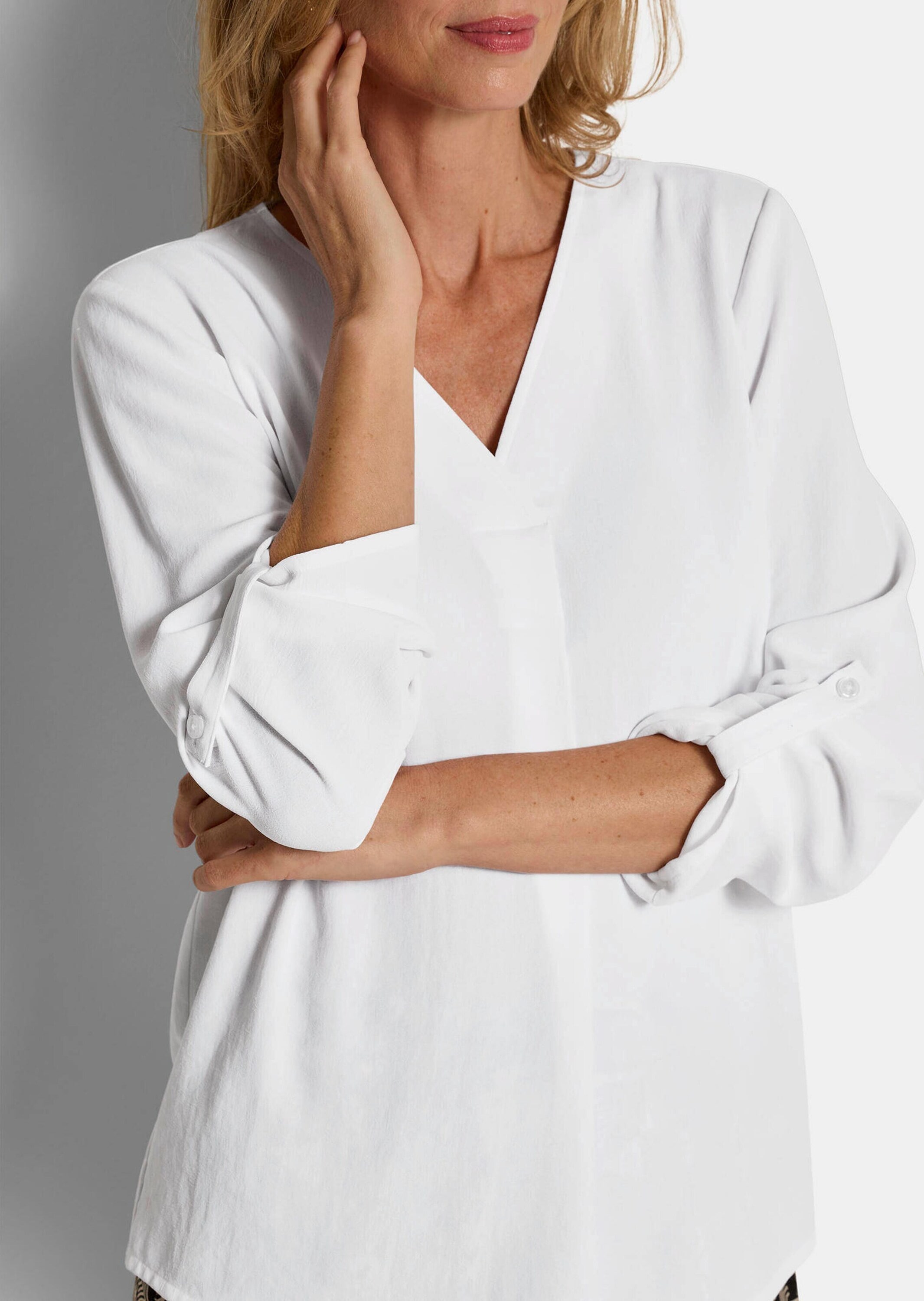 GOLDNER Schlupfbluse »Kurzgröße Elegante Basicbluse mit V-Ausschnitt« Krempelarm