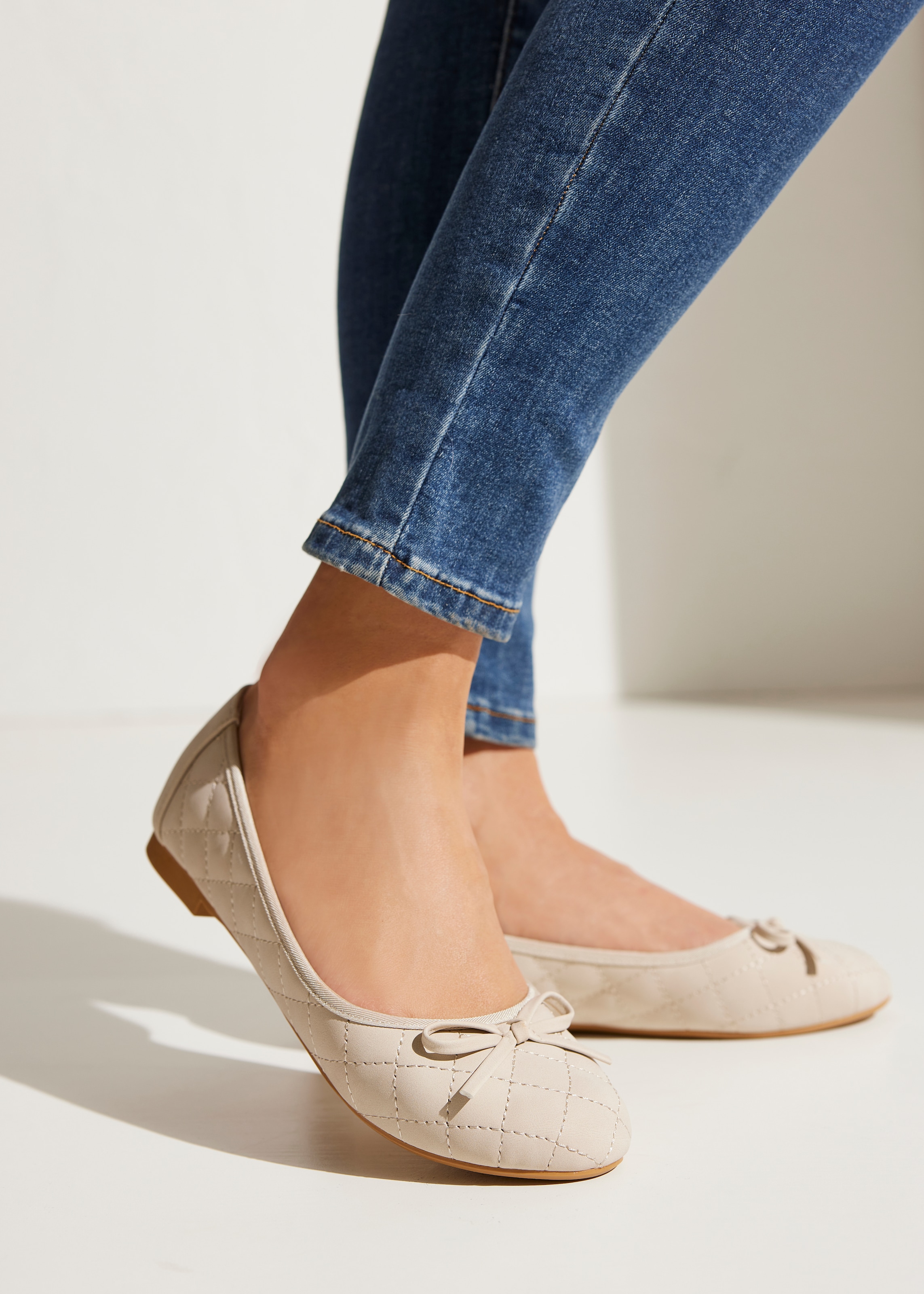 LASCANA Ballerina »Slipper, Schlüpfschuh, Freizeitschuh, Slip-On-Sneaker,«  mit Schleifenapplikation VEGAN