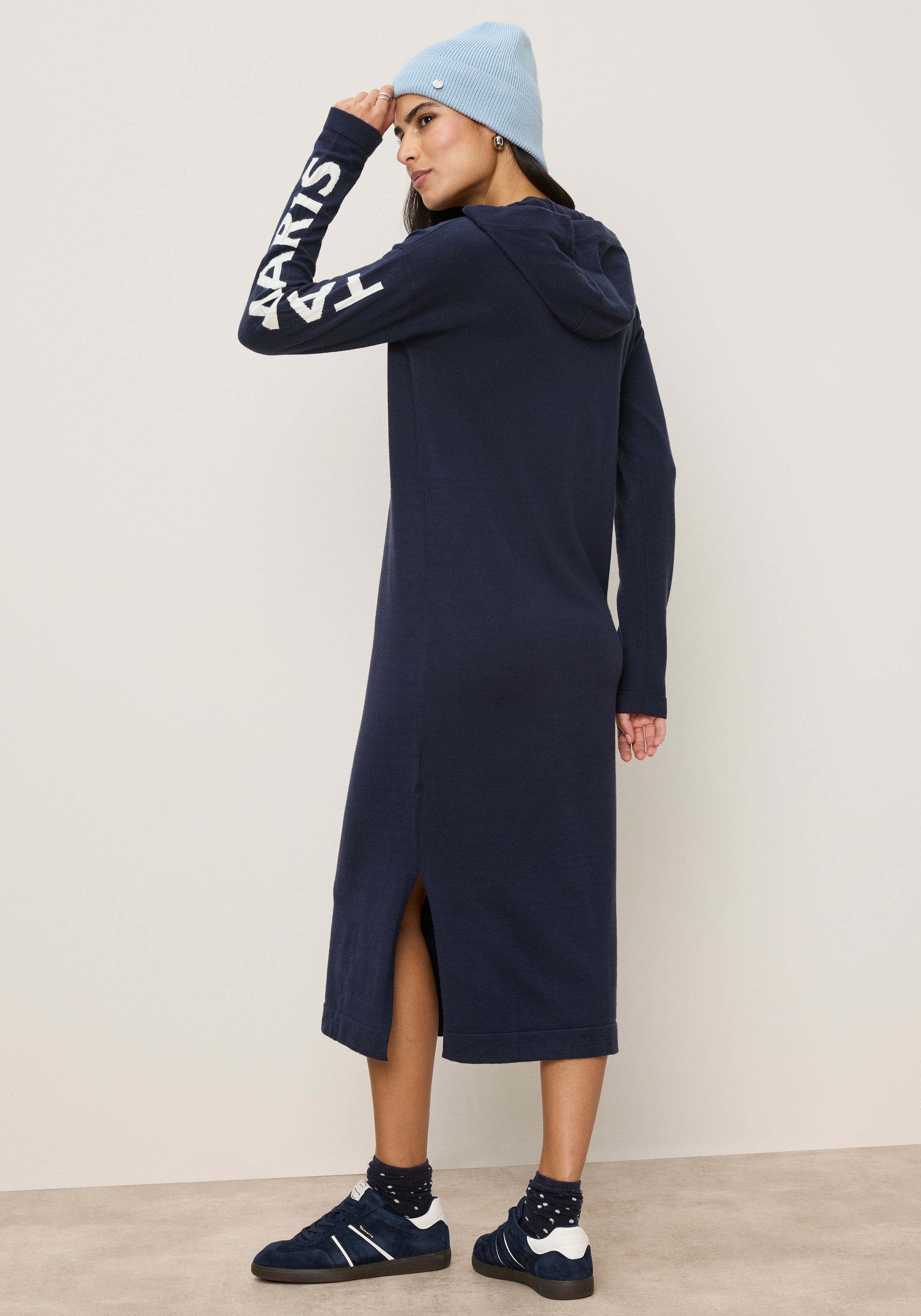 Tamaris Strickkleid »mit Kapuze und Kordelzug, lässig geschnitten, wadenlang« Seitennahttaschen mit Schriftzug-Details an den Ärmeln