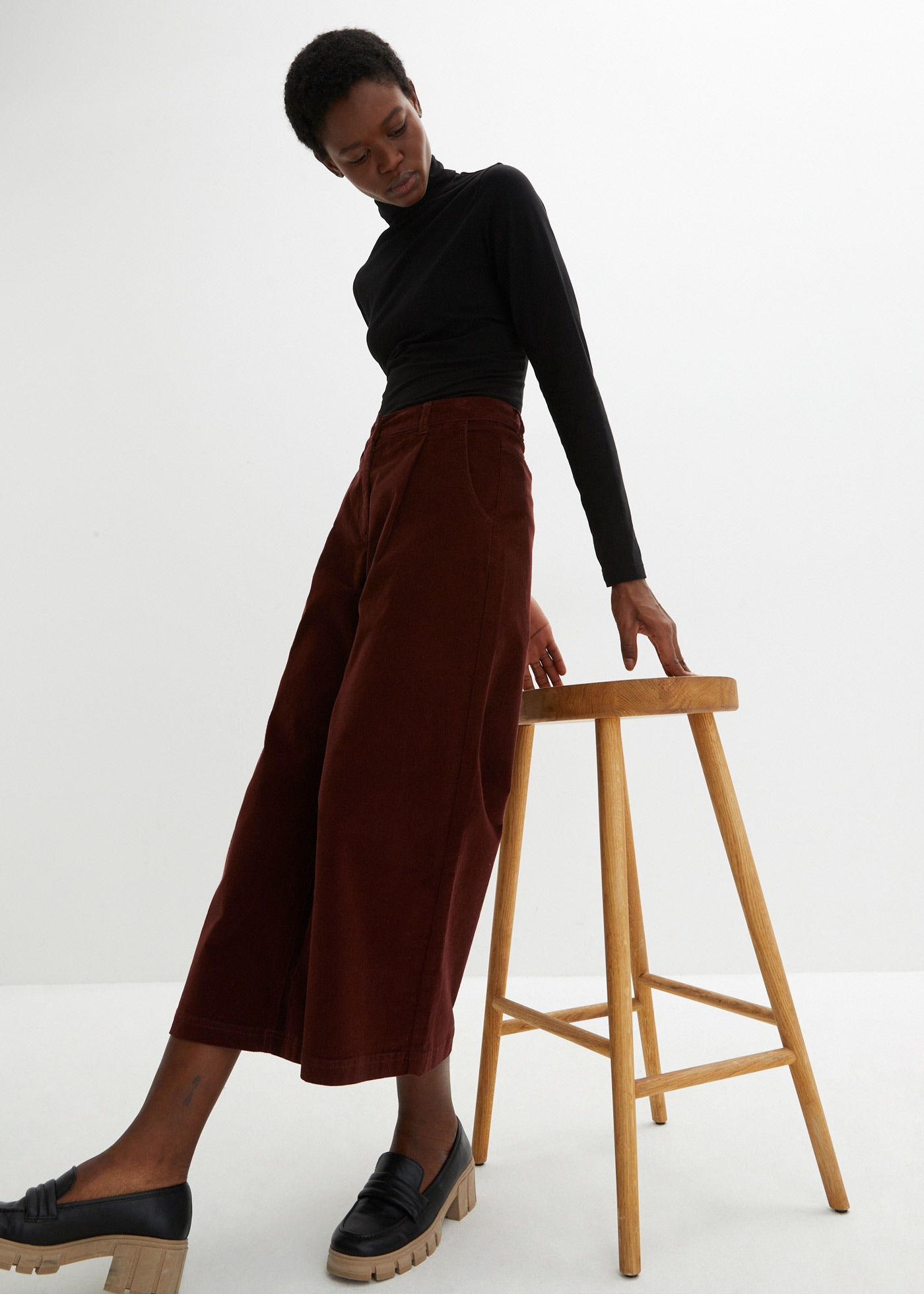 bonprix Cordhose »Weite Stretchcord-Culotte mit High-Waist-Bequembund, 7/8-Länge«  Culotte aus Stretchcord, lockere Passform, hoher Bund, 7/8-Länge