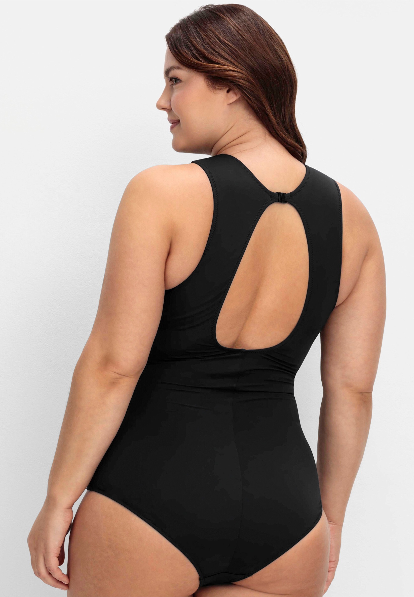 Sheego Badeanzug »Badeanzug Badeanzug mit Cut-out« mit raffiniertem Ausschnitt vone und hinten