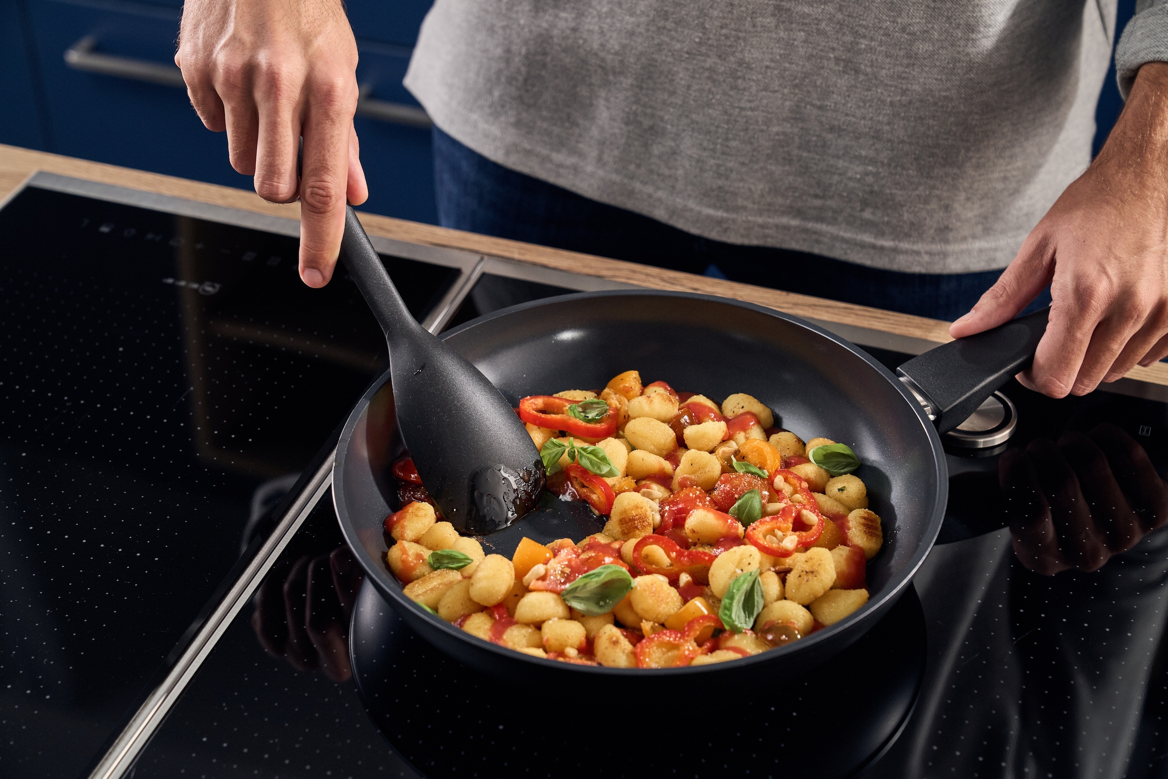 HENCKELS by ZWILLING Pfannen-Set »Sleek« Aluminium Set, Pfanne 24 cm und 28 cm, 2 tlg. Keramikbeschichtung, Soft-Touch-Griff, leicht, Induktionsgeeignet