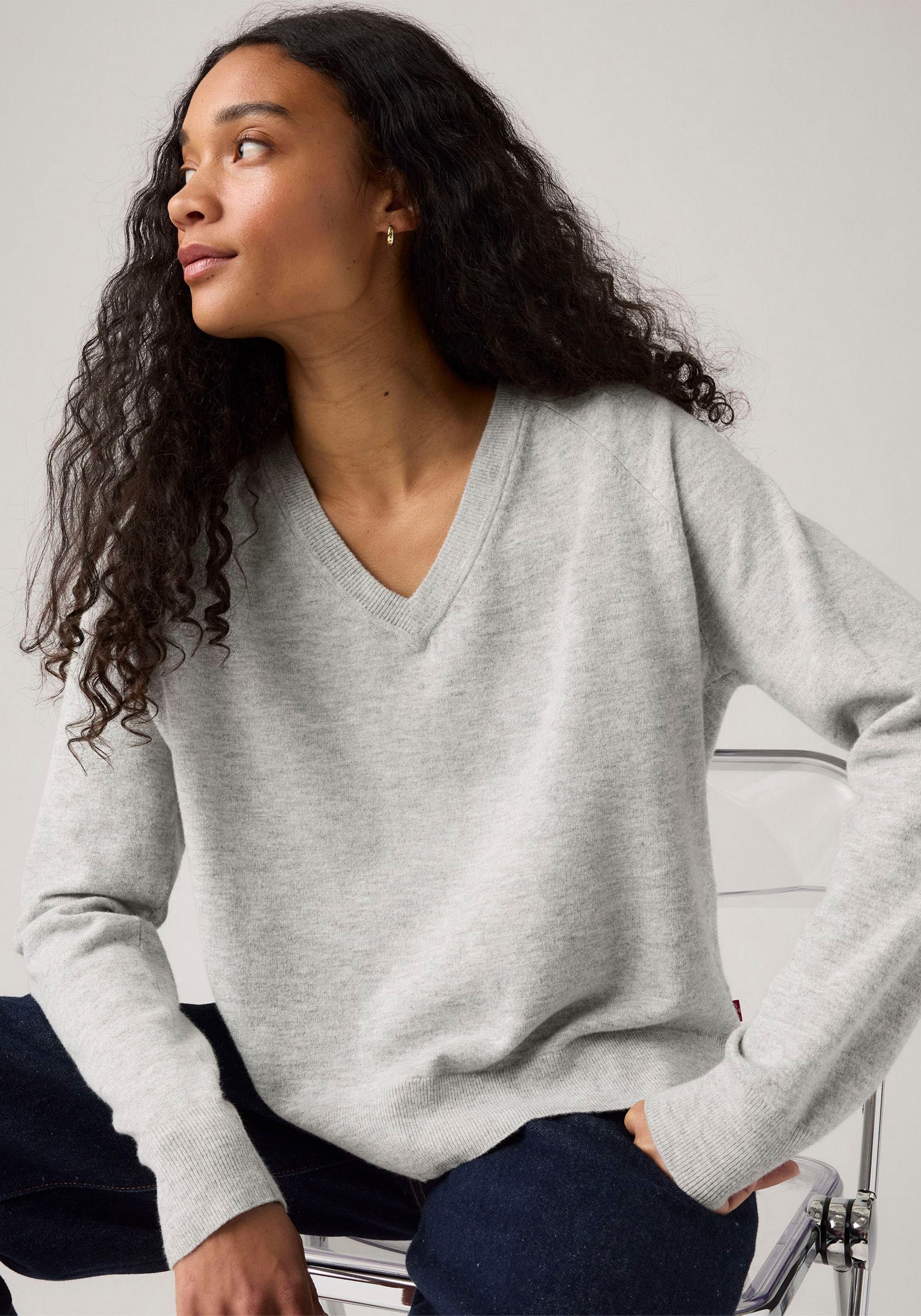 Levi's® V-Ausschnitt-Pullover »TARA SUPER SOFT V«, im Bund beidseitig mit kurzem Schlitz