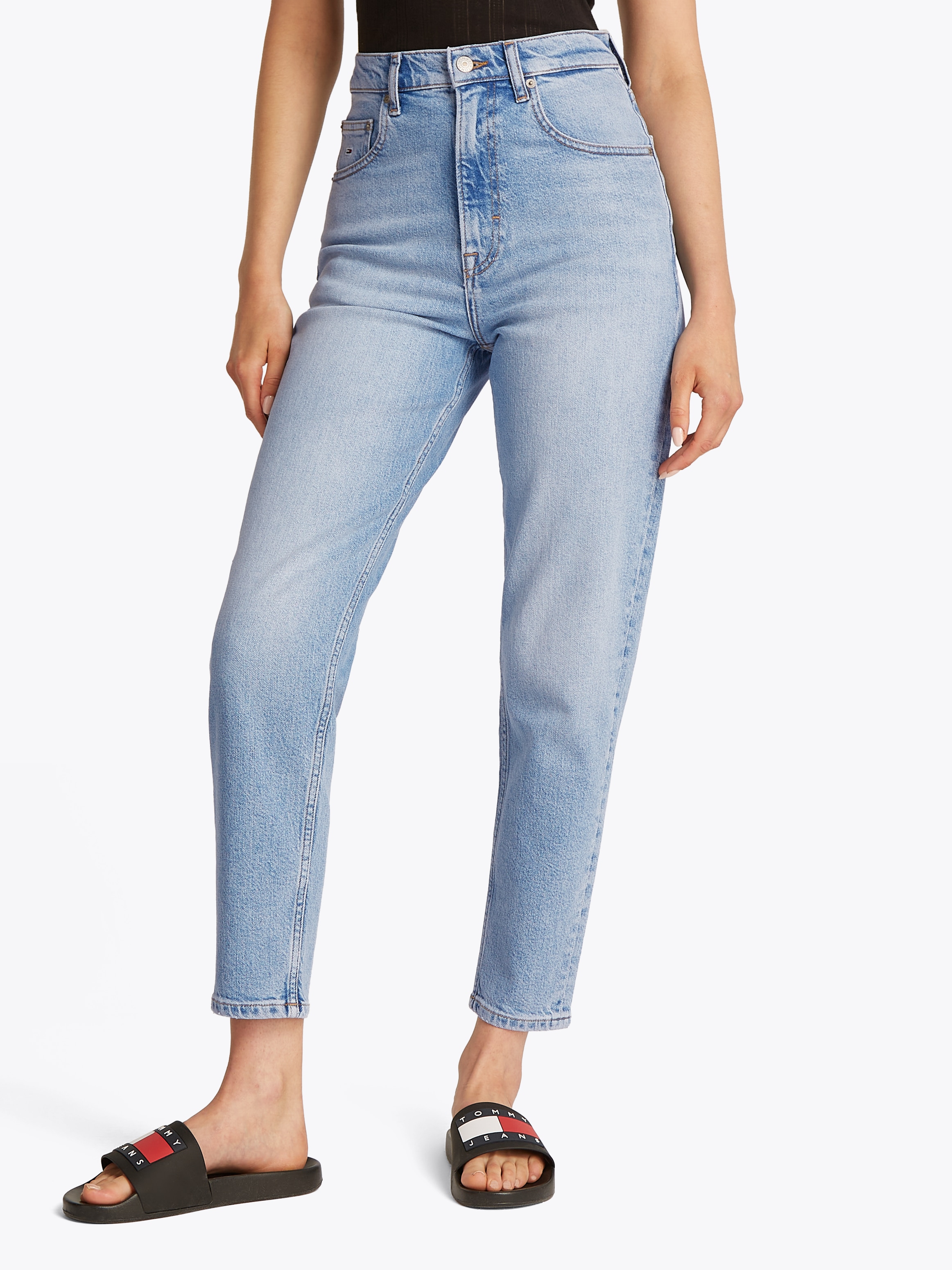 Tommy Jeans Mom-Jeans »MOM JEAN UH TPR«, mit Logo-Stickereien, in knöchelfreier Länge