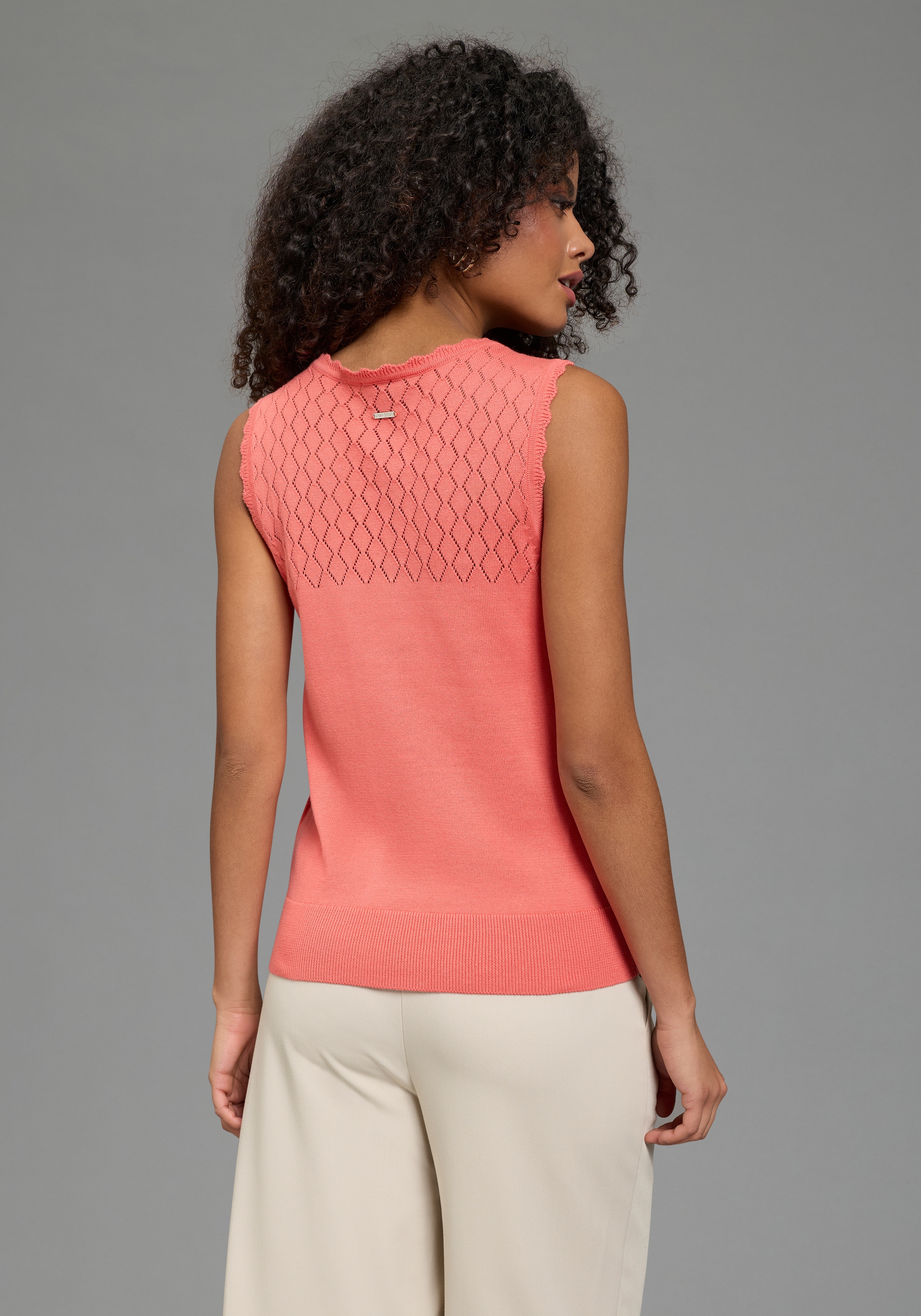 Laura Scott Stricktop mit modernem Lochstrick und femininer Wellenkante