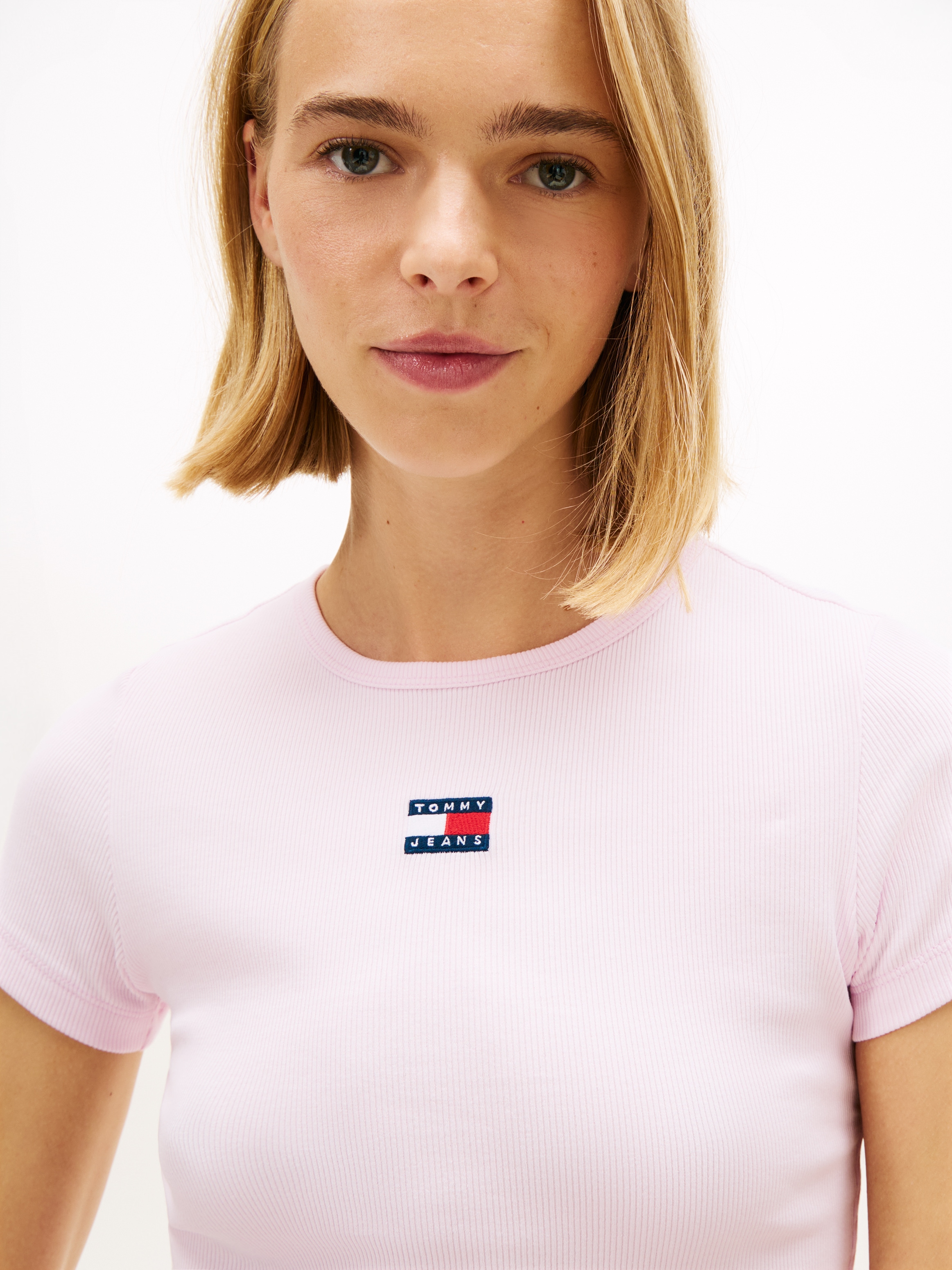 Tommy Jeans Kurzarmshirt »TJW SLIM BADGE RIB TEE« mit gerippter Struktur