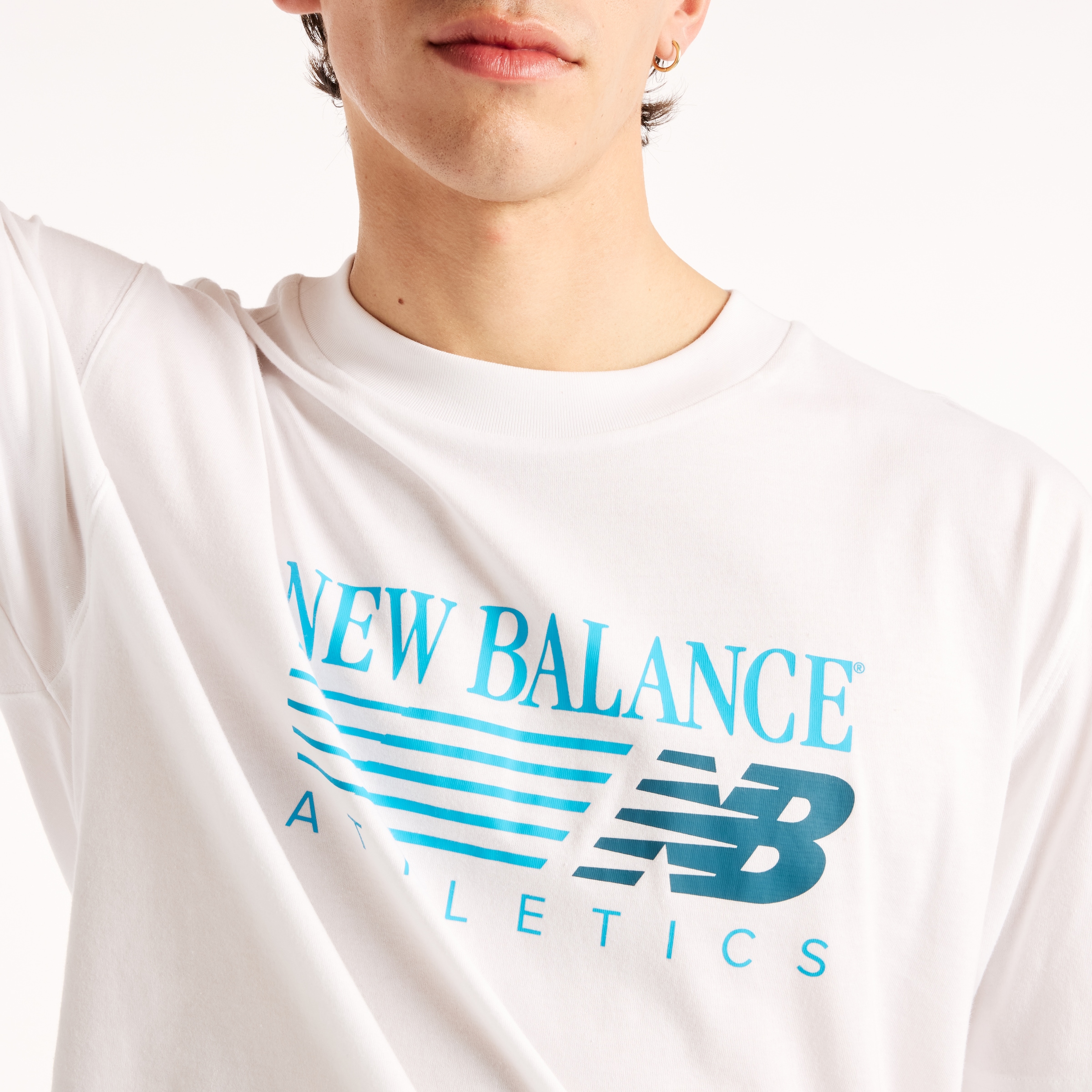 New Balance T-Shirt »REIMAGINED  GRAPHIC T-SHIRT« sportlicher Stil, aus Baumwolle, T-Shirt-Schnitt