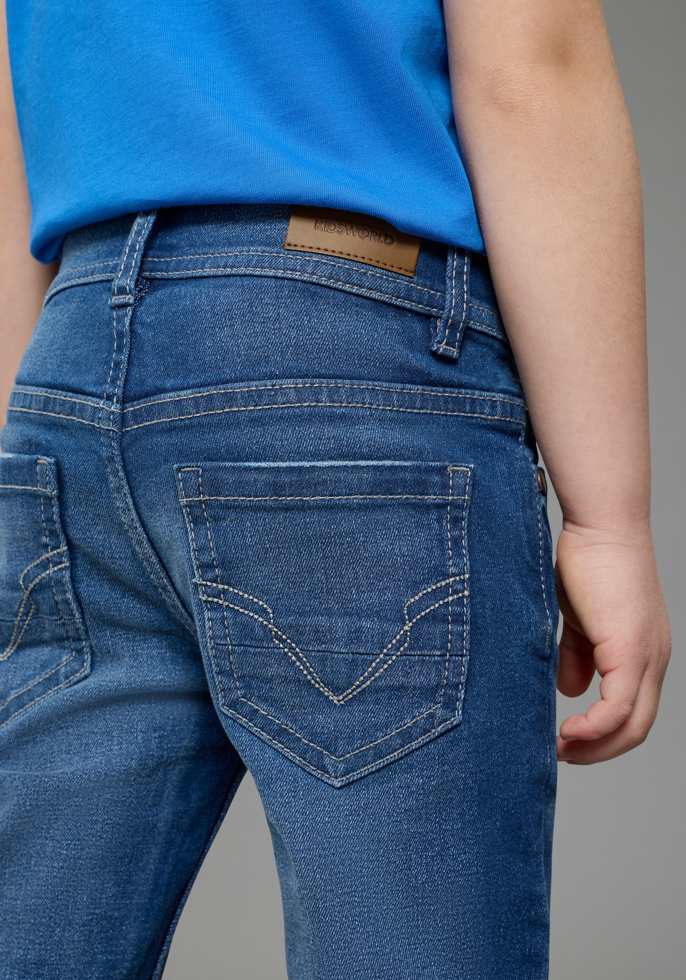 KIDSWORLD Regular-fit-Jeans »Basic Jeans für Jungen« gerader Beinverlauf, langer Schnitt, normaler Bund