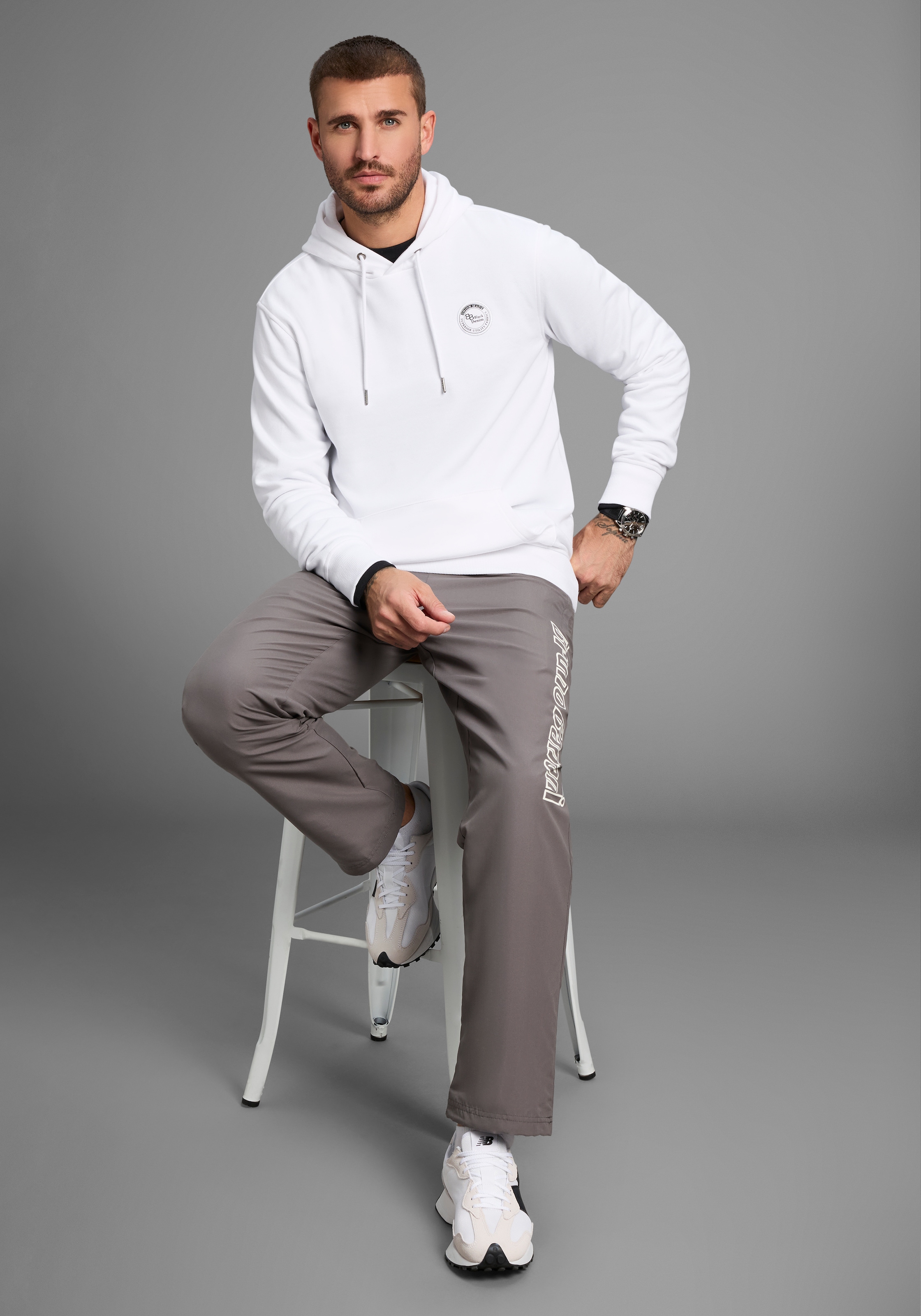 Bruno Banani Kapuzensweatshirt , langärmlig,  schmal geschnitten,  bedrucktes Design
