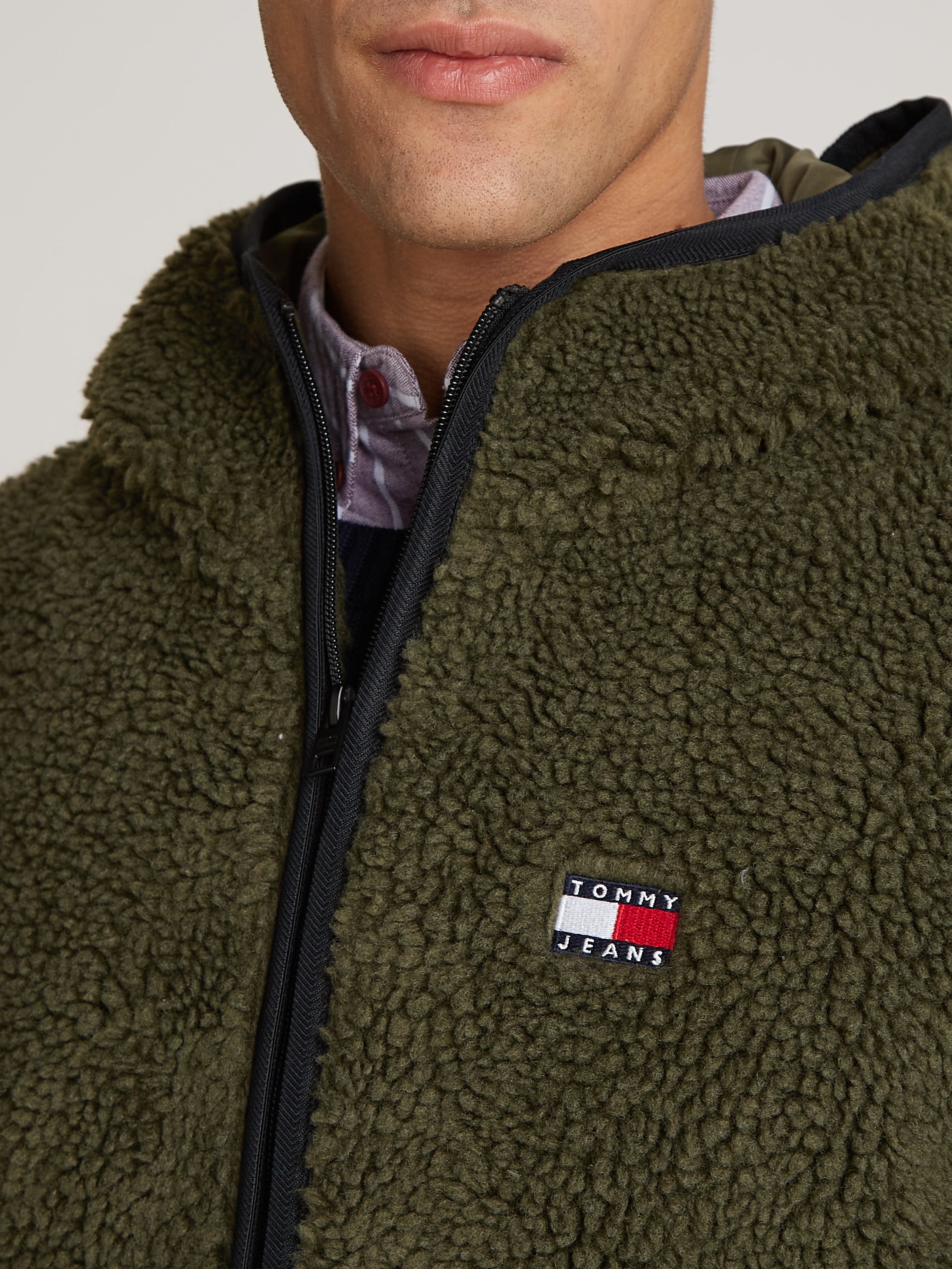 Tommy Jeans Plüschjacke »TJM REG BADGE TEDDY ZIP TRU EXT«, mit Kapuze, Freizeitjacke, Übergangsjacke, Teddyjacke mit Logopatch