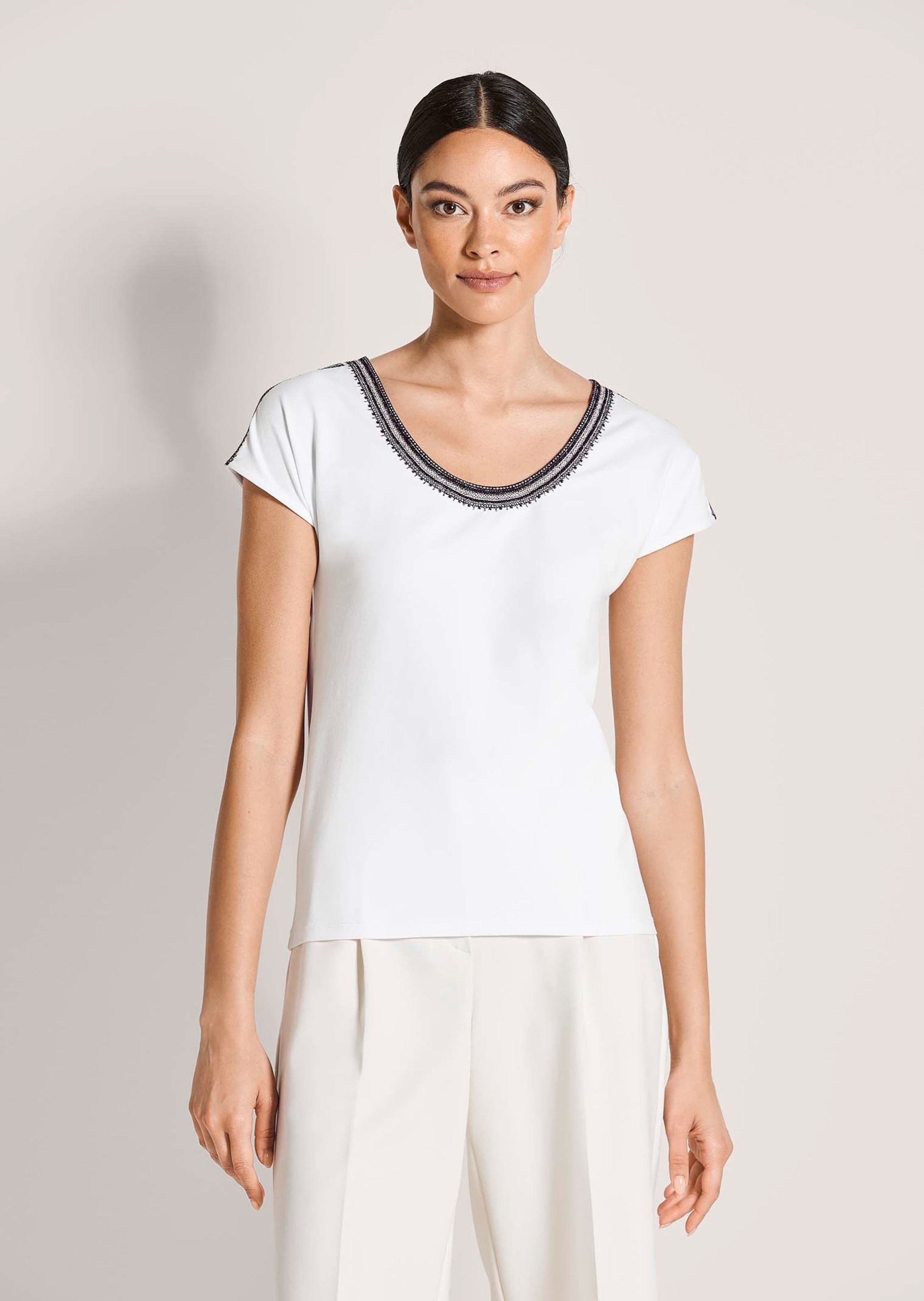 MADELEINE Kurzarmshirt »Blusenshirt Rundhals-Shirt mit Stickerei, Kurzarm« Dekorative Stickerei