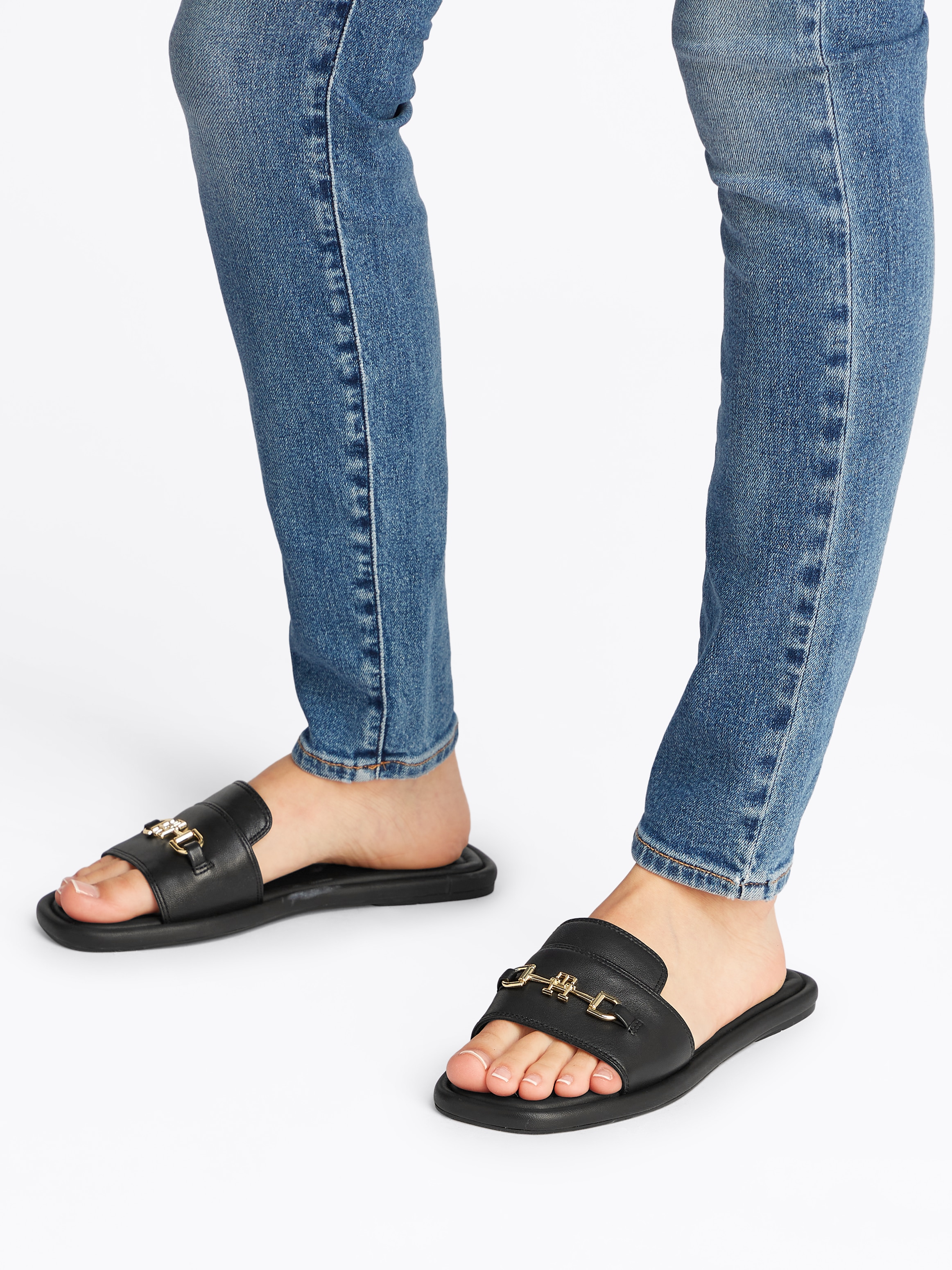 Tommy Hilfiger Pantolette »LEATHER HORSEBIT MULE«, Flats, Sommerschuh, Bequemschuh mit goldfarbener Zierspange