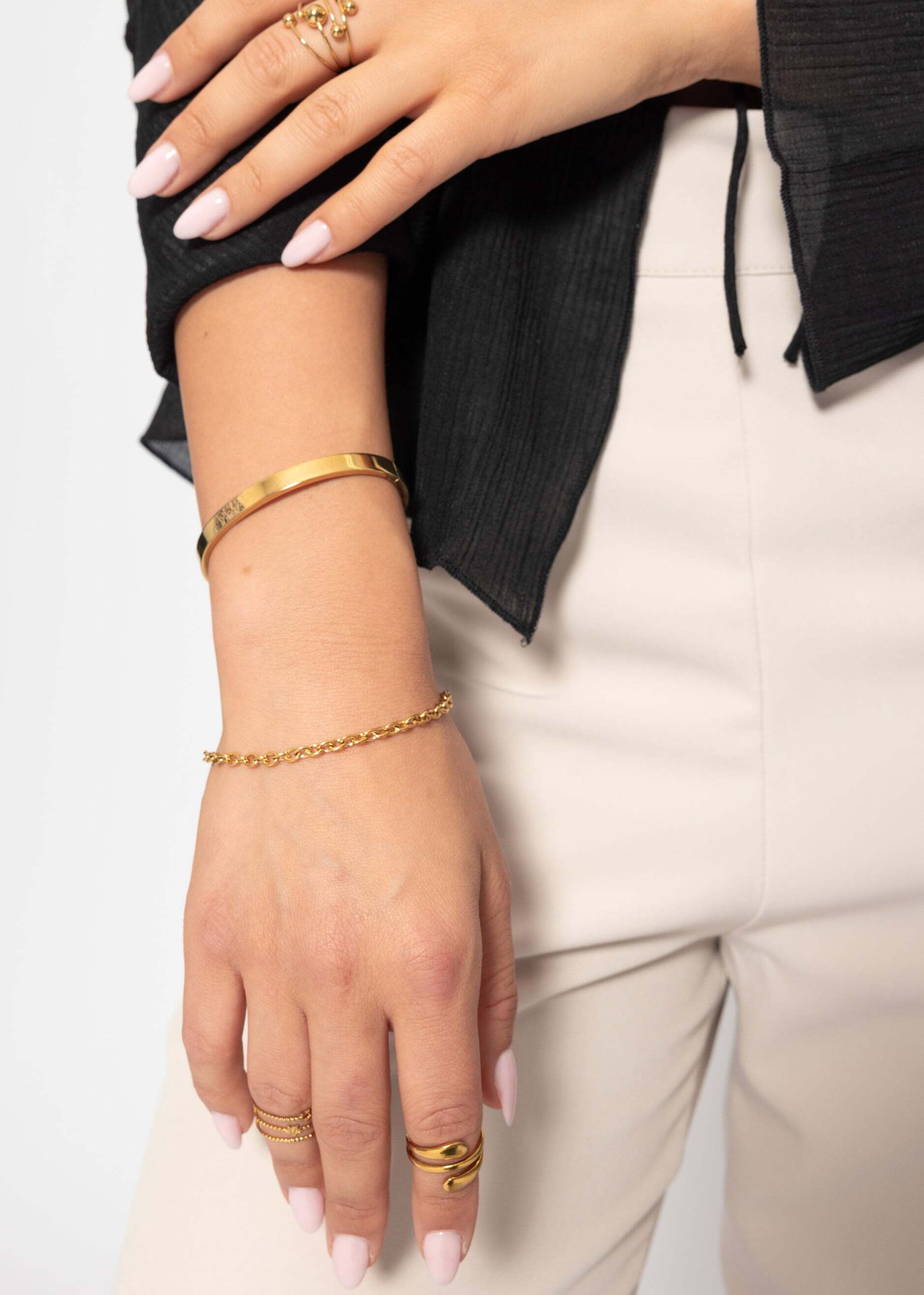 SASSYCLASSY Armband »Armband Set« Feminine Armbänder mit feinen Kettengliedern und Kugeln in Gold