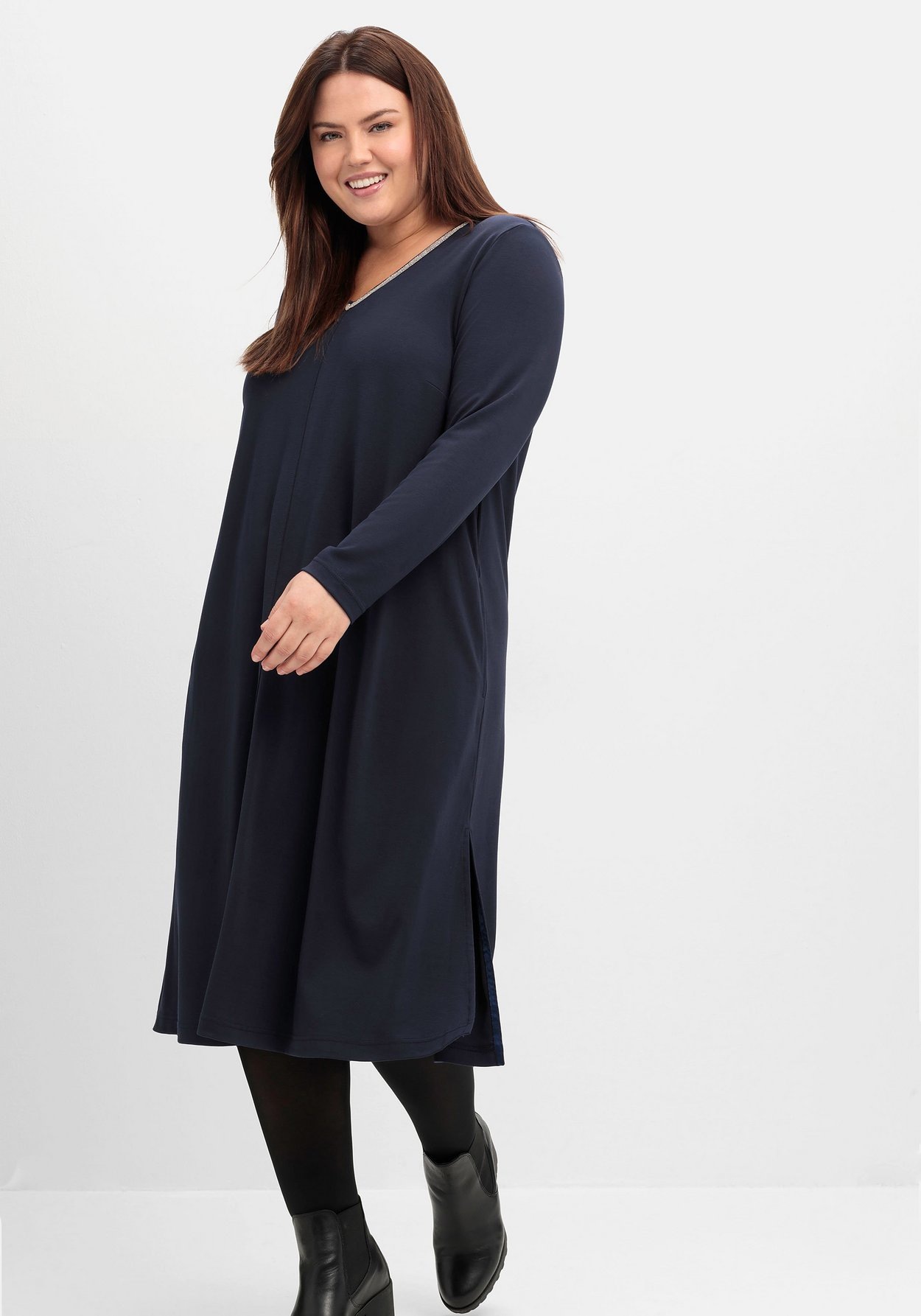 Sheego Jerseykleid »Midikleid in A-Linie, mit Perlendeko am Ausschnitt«