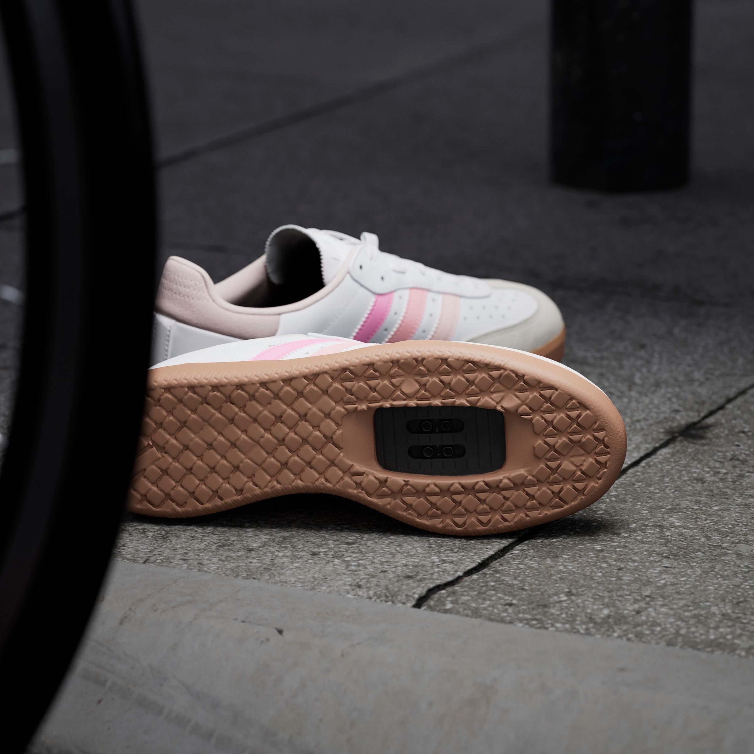 adidas Performance Fahrradschuh »VELOSAMBA LEATHER«, inspiriert vom Design des adidas samba