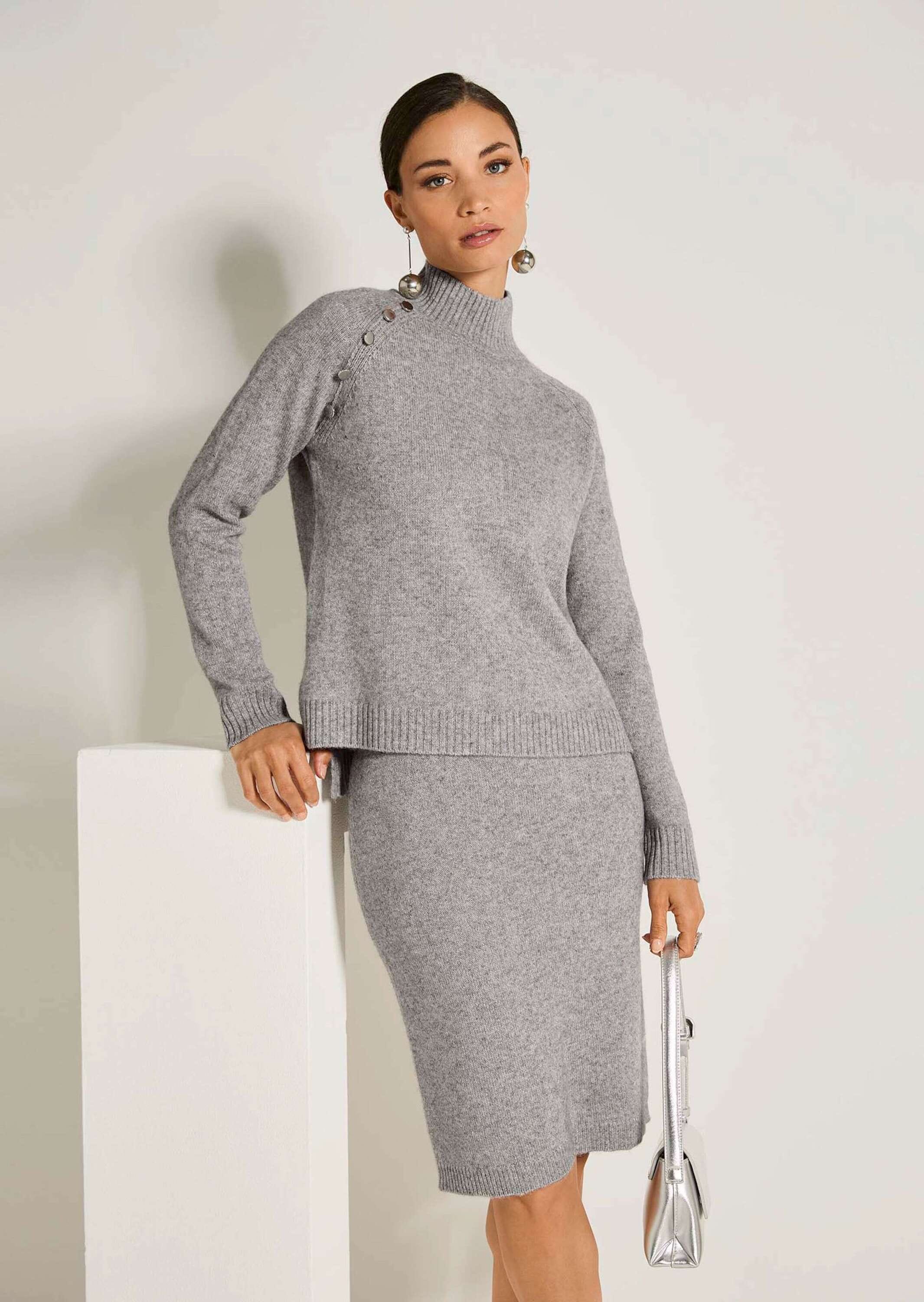 MADELEINE Longpullover »Strickpullover Hochwertiger Wollpullover mit Stehkragen« Schmuckknöpfe