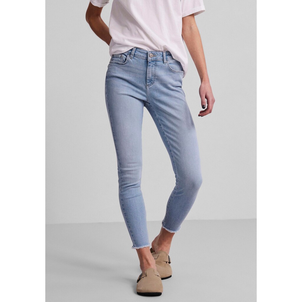 pieces Skinny-fit-Jeans »PCDELLY«, mit trendy Fransensaum