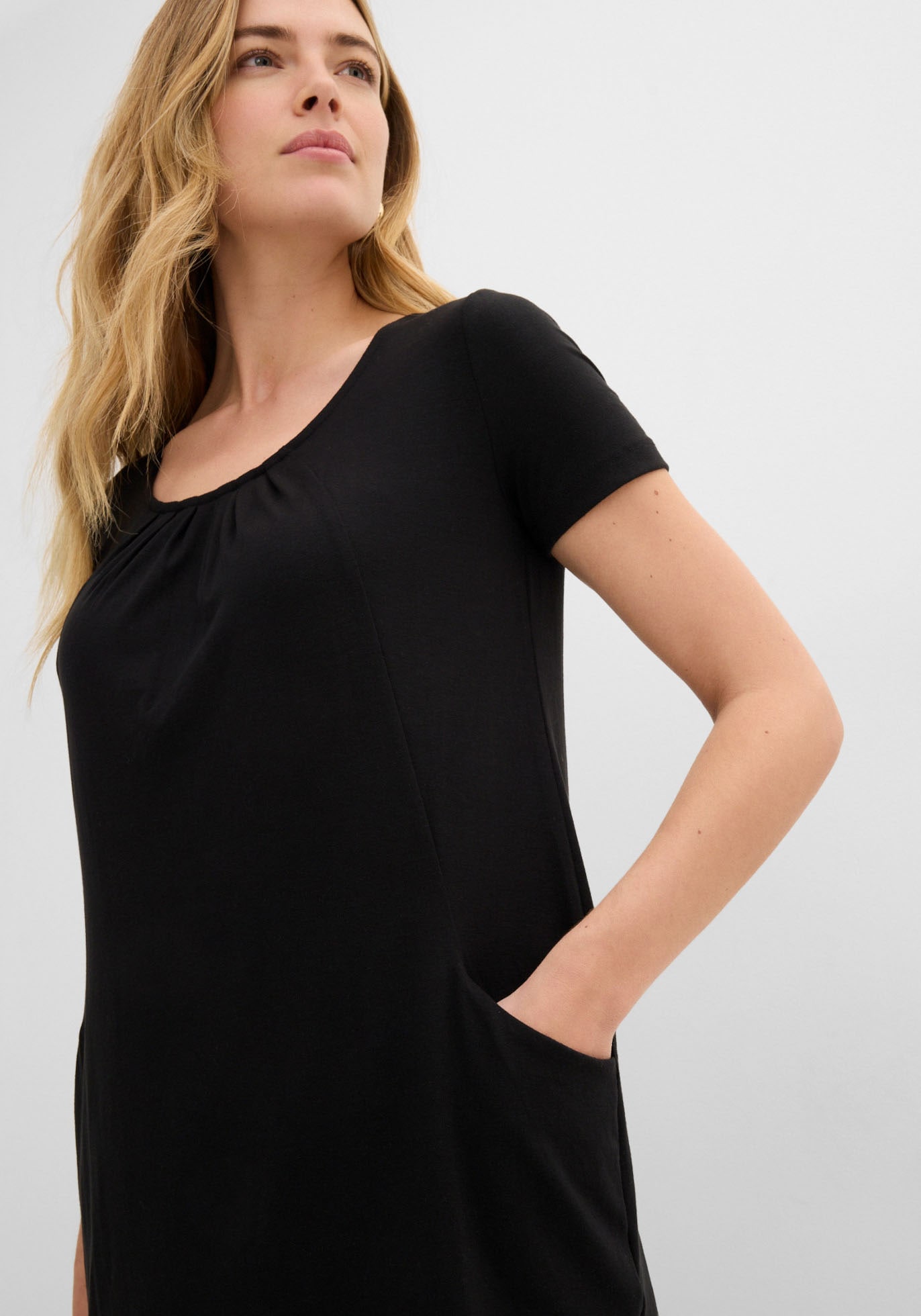 bonprix Longshirt figurumspielende Passform, Kurzarm, mit Eingriffstaschen