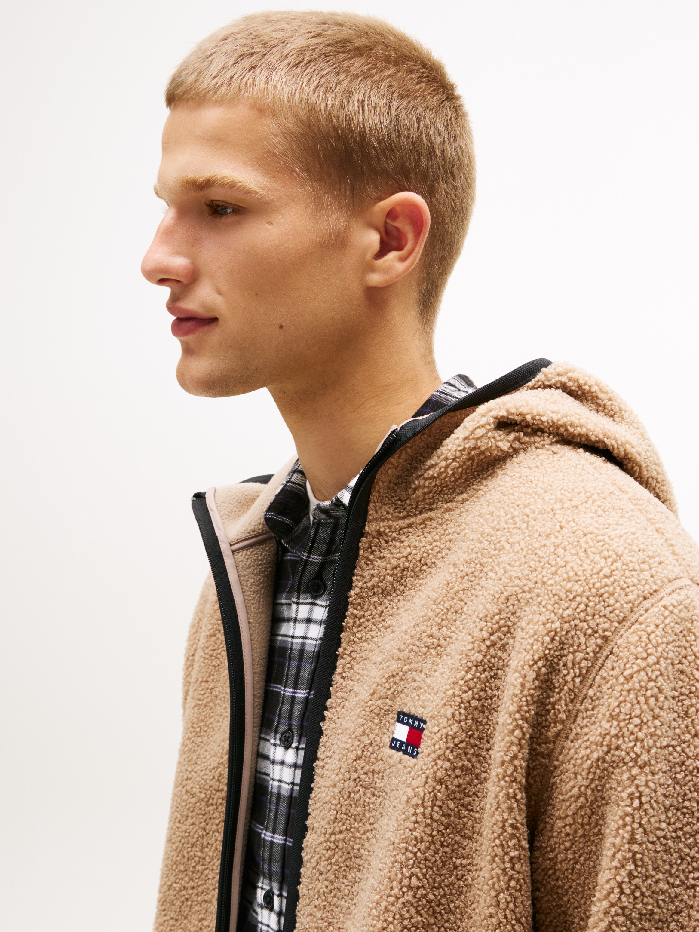 Tommy Jeans Plüschjacke »TJM REG BADGE TEDDY ZIP TRU EXT«, mit Kapuze, mit Logopatch, leicht überschnittene Schultern