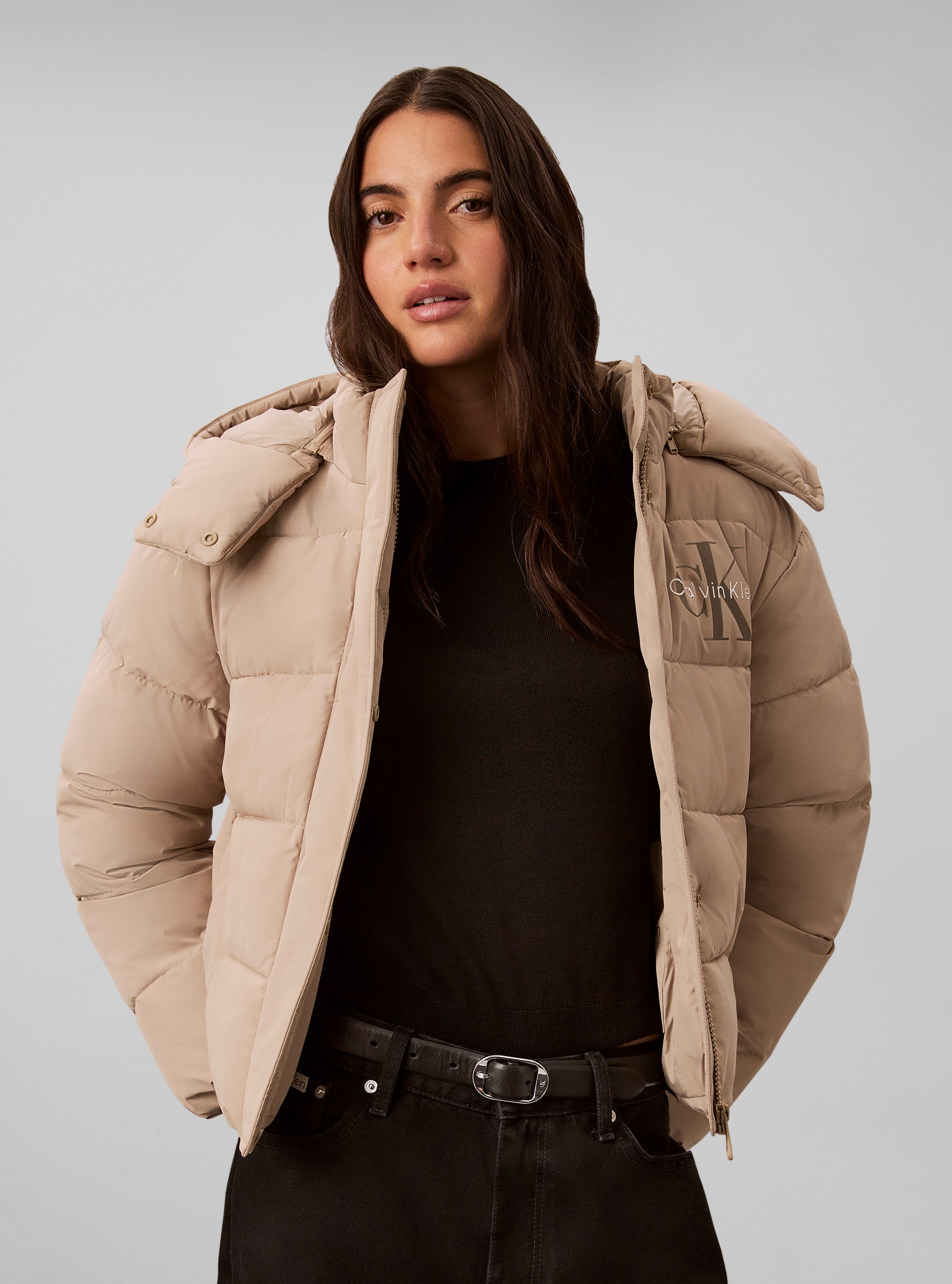 Calvin Klein Jeans Steppjacke »MATTE MONOLOGO SHORT PUFFER« mit Kapuze Mit Kapuze, Logoschriftzug