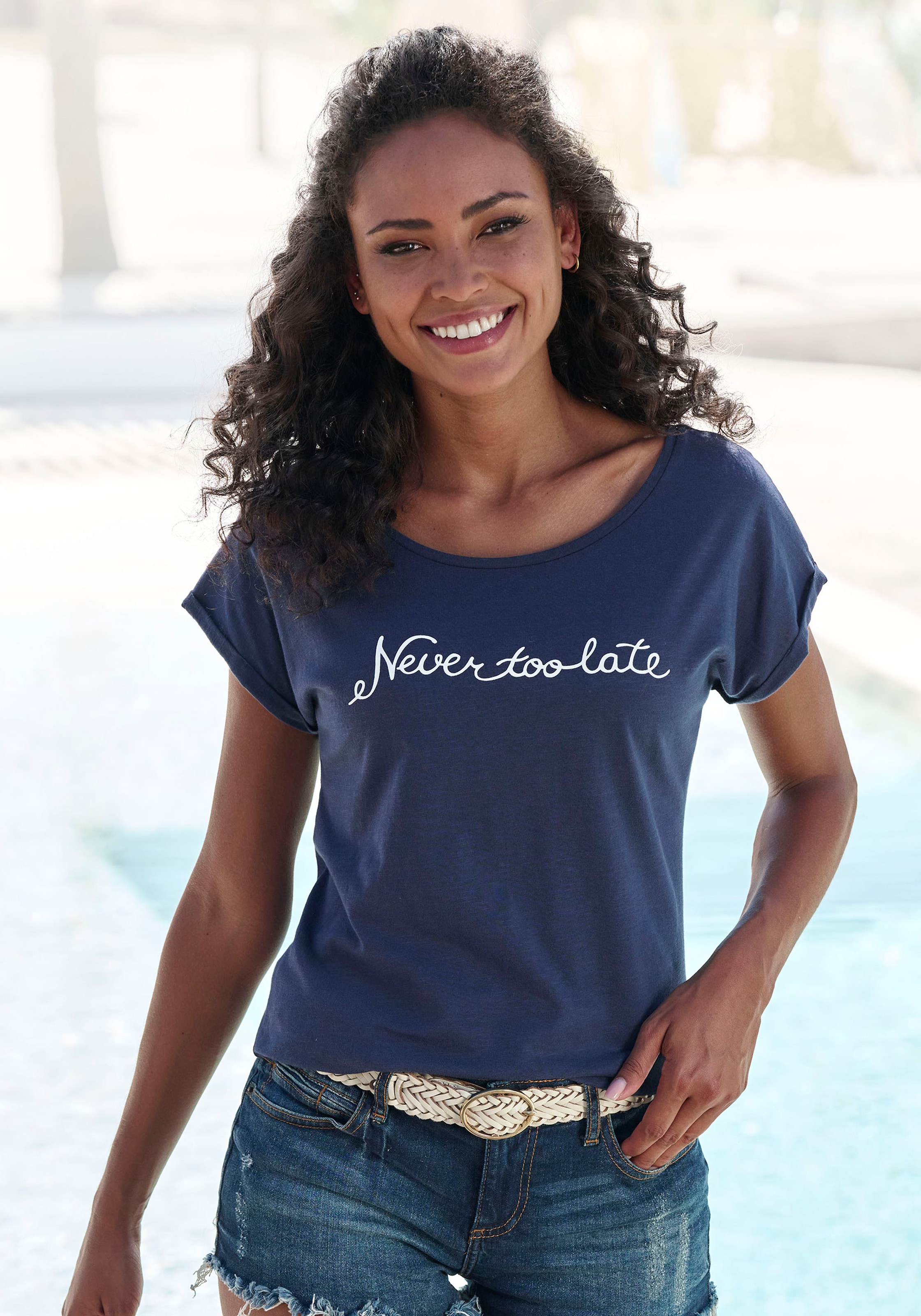 Beachtime T-Shirt, mit modischem Sprüche Frontdruck "Never too late"