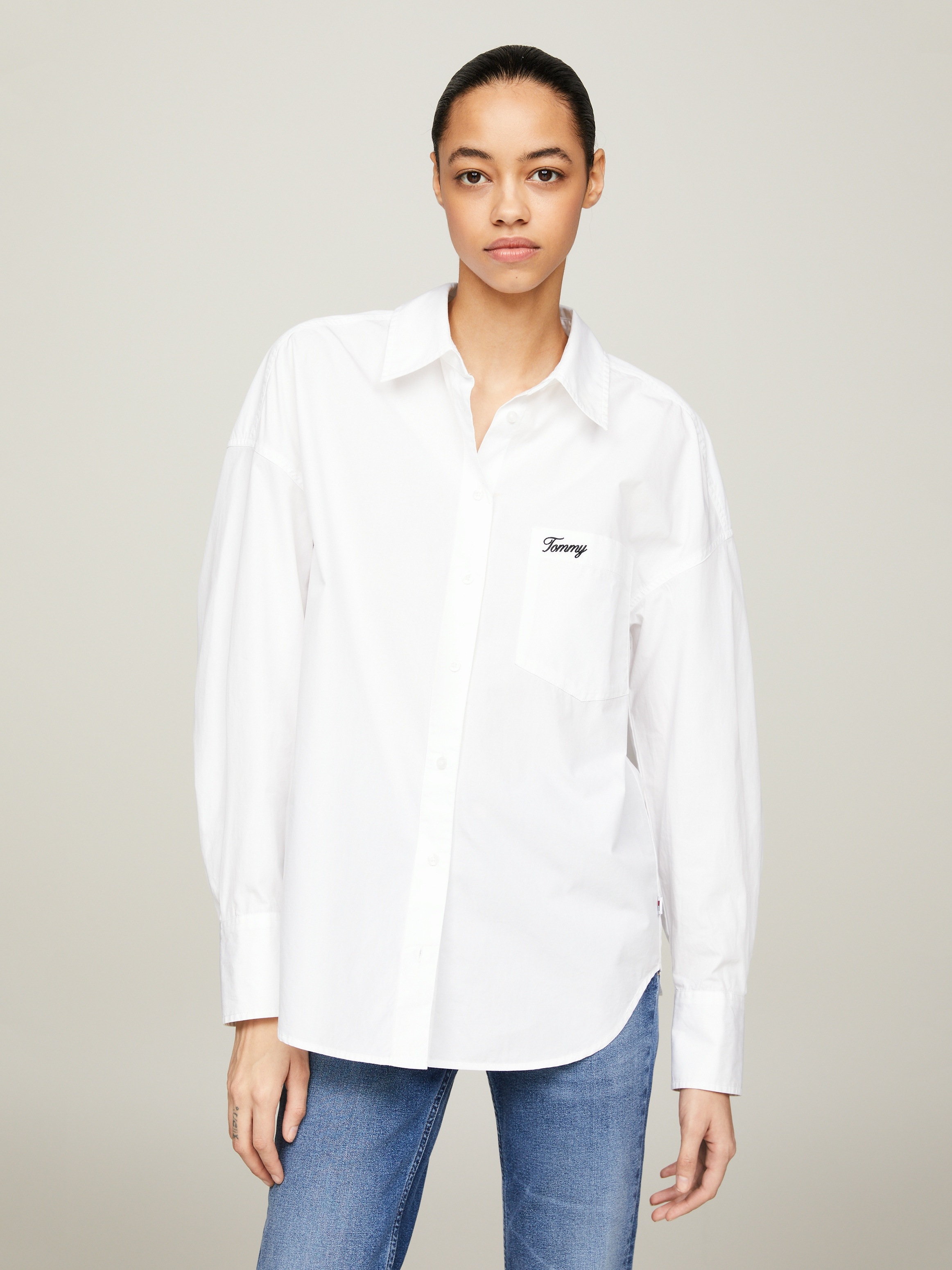 Tommy Jeans Blusentop »TJW SP OVR SCRIPT SHIRT EXT«, Mit Tommy Jeans Logo-Schriftzug