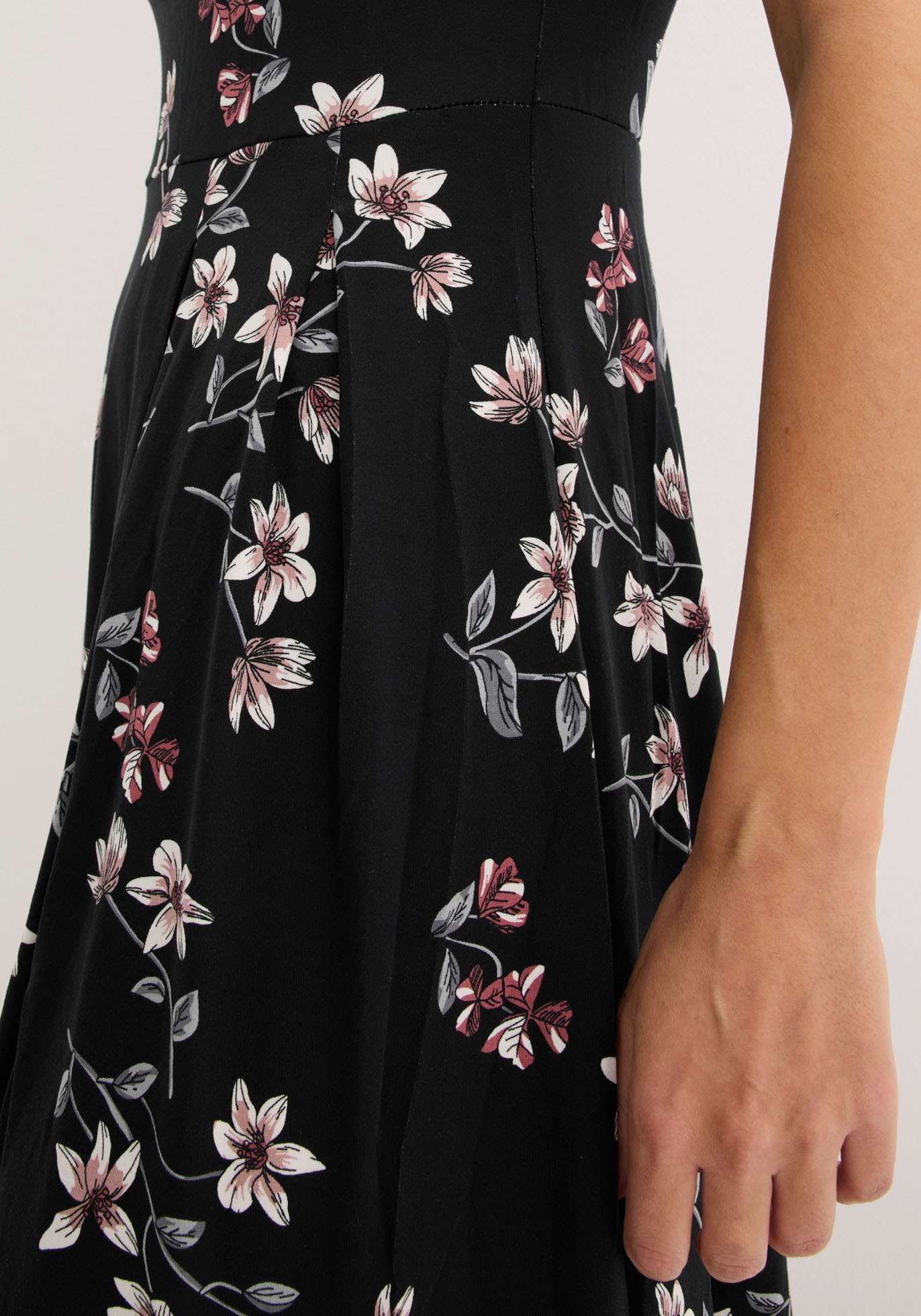 bonprix Jerseykleid »Jerseykleid aus Viskose-Mix« 1 tlg. für sommerliche Tage, aus Viskose-Mix, ausgestellte Passform