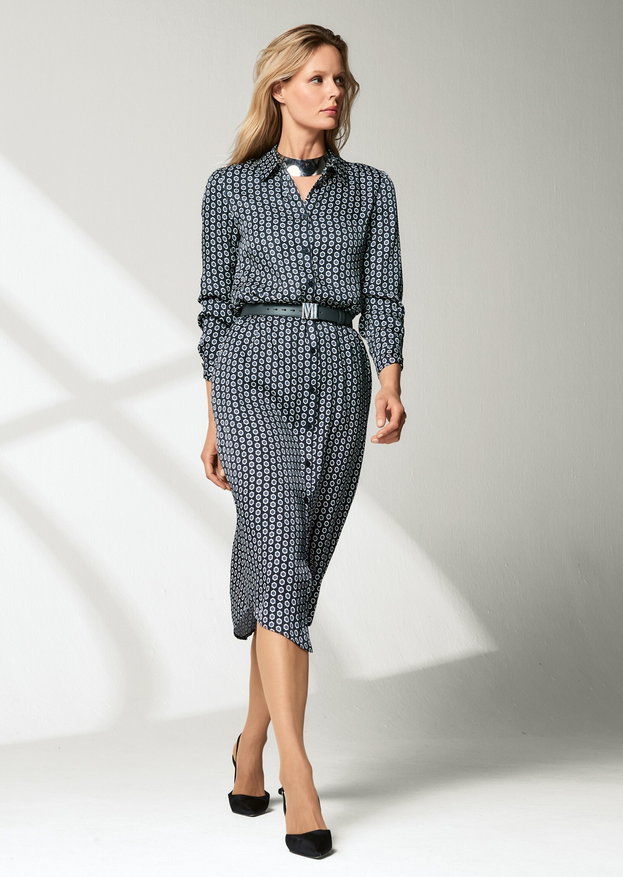 MADELEINE Midikleid »Kleid Hemdblusenkleid in bedruckter Satin-Qualität«