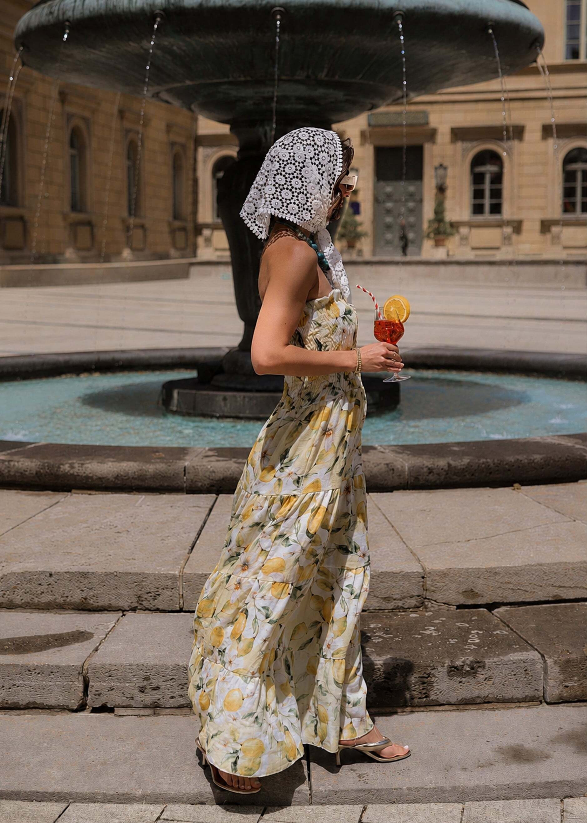 SASSYCLASSY Maxikleid »Gesmoktes Musselin Bandeau Kleid mit Lemon-Print« Luftiges Maxikleid mit Lemon-Print und fließendem Stufenrock Gelb