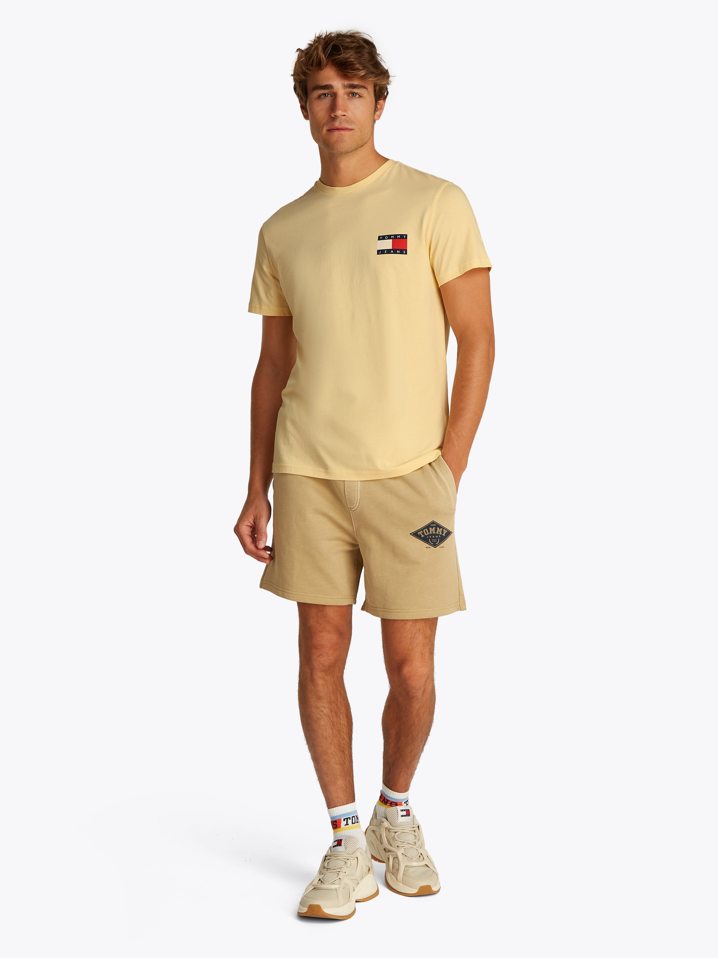 Tommy Jeans T-Shirt »TJM SLIM ESSENTIAL FLAG TEE EXT«, Mit Rundhalsausschnitt