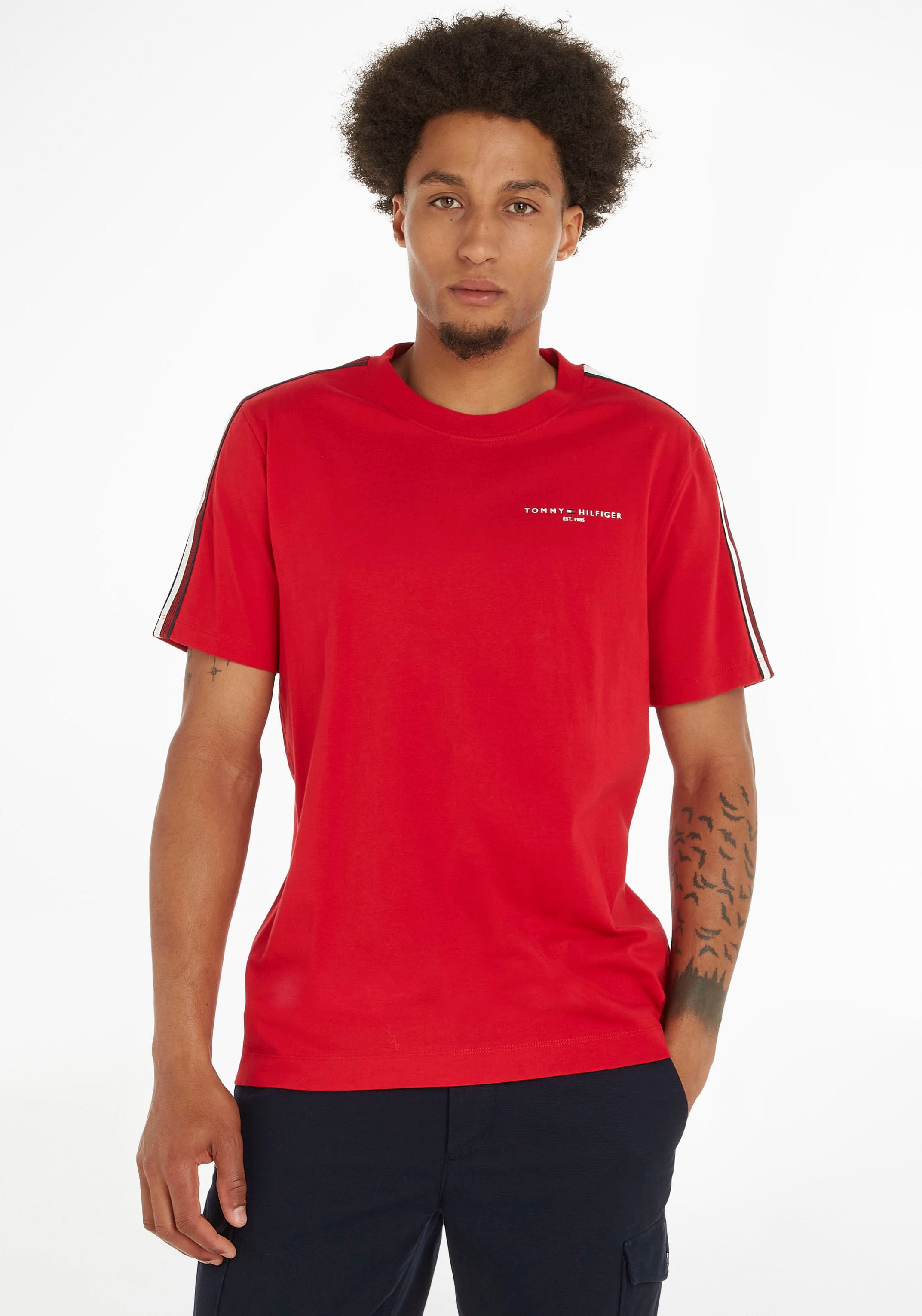 Tommy Hilfiger Rundhalsshirt »GLOBAL STRIPE PREP TEE«, mit Streifen in TH- Farben an beiden Ärmeln online kaufen bei OTTO | T-Shirts