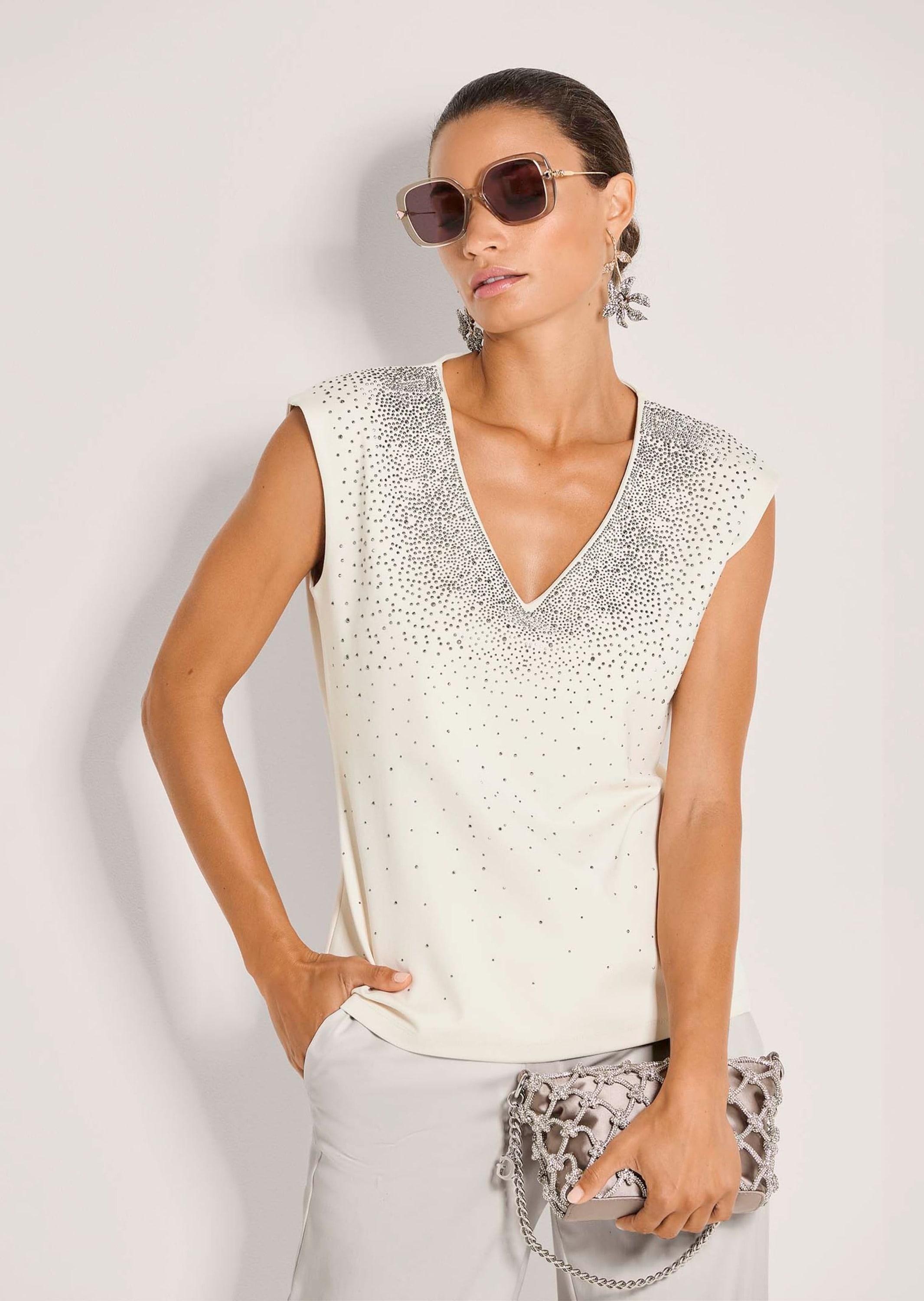 MADELEINE Kurzarmshirt »Shirt Elegantes Shirt mit V-Ausschnitt, ärmellos« Strass-Dekoration