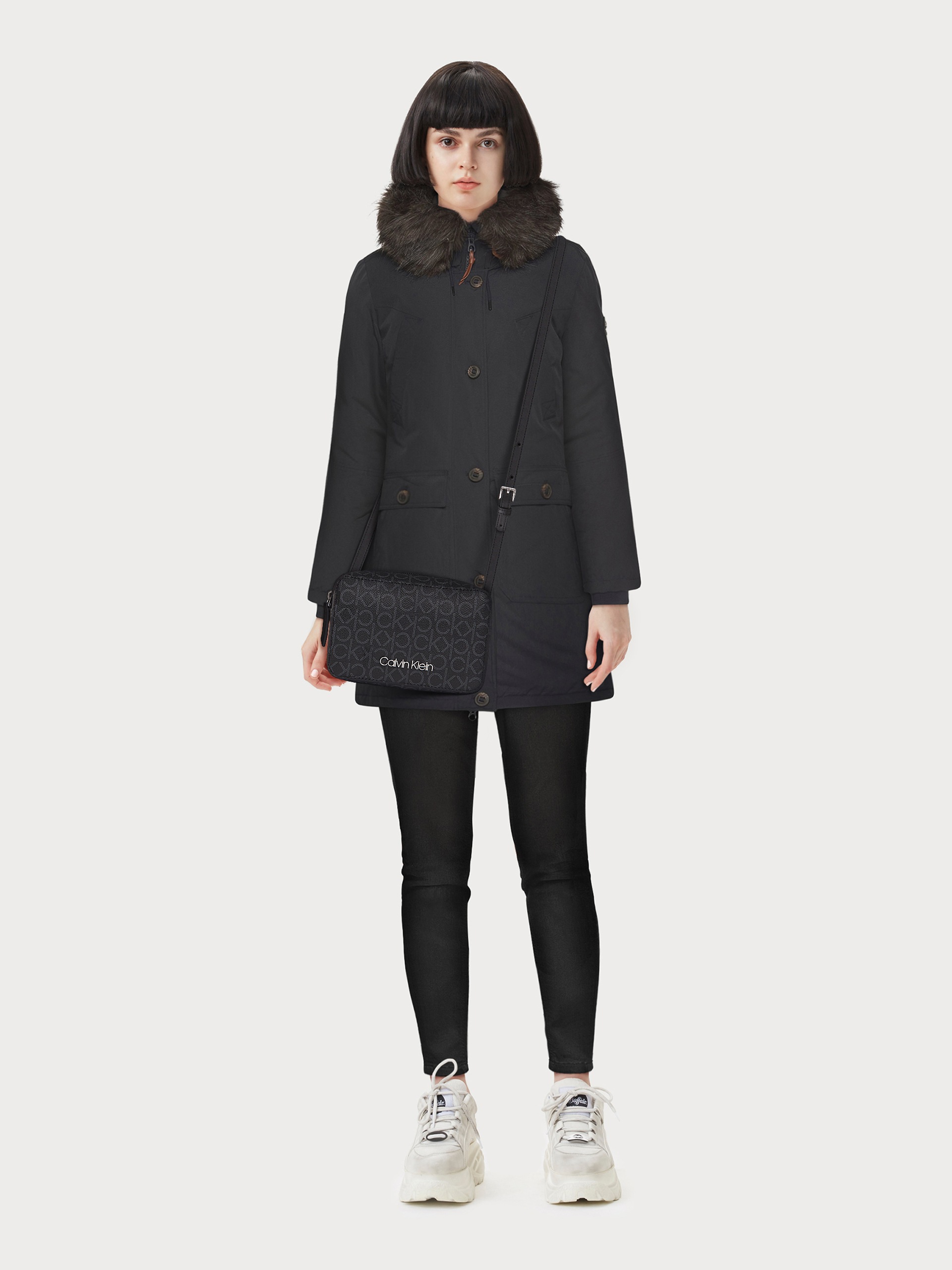 Tommy Jeans Skinny-fit-Jeans »Nora Mid Rise Skinny Fit«, mit Tommy Jeans Logo-Badge & Stickereien