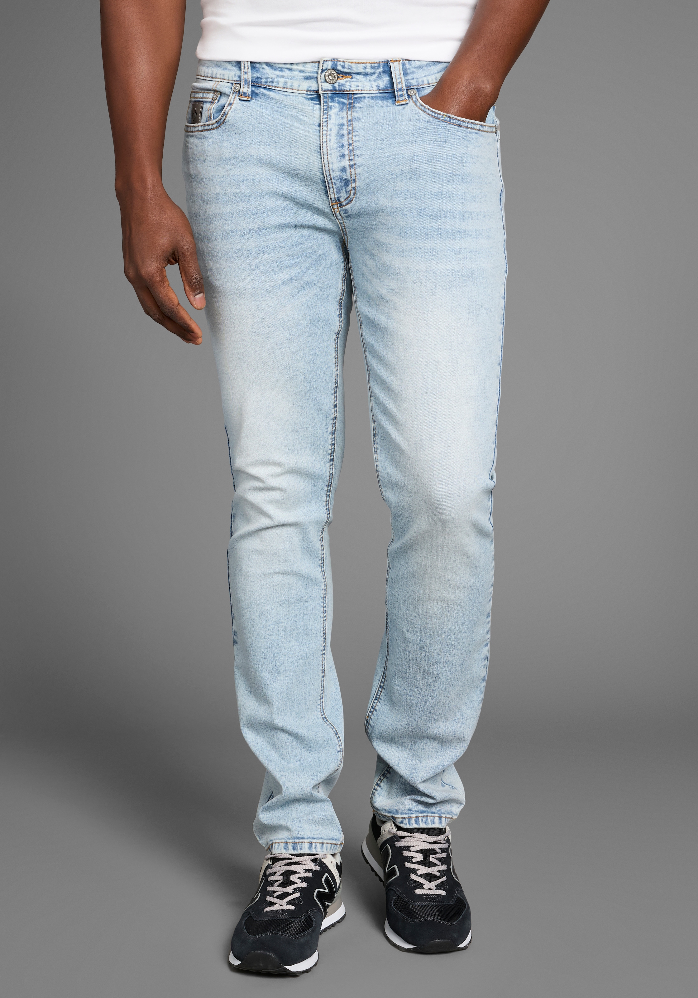 Bruno Banani Straight-Jeans »Hutch«, gerade Beinform, teilweise mit modischen Destroyed-Effekten