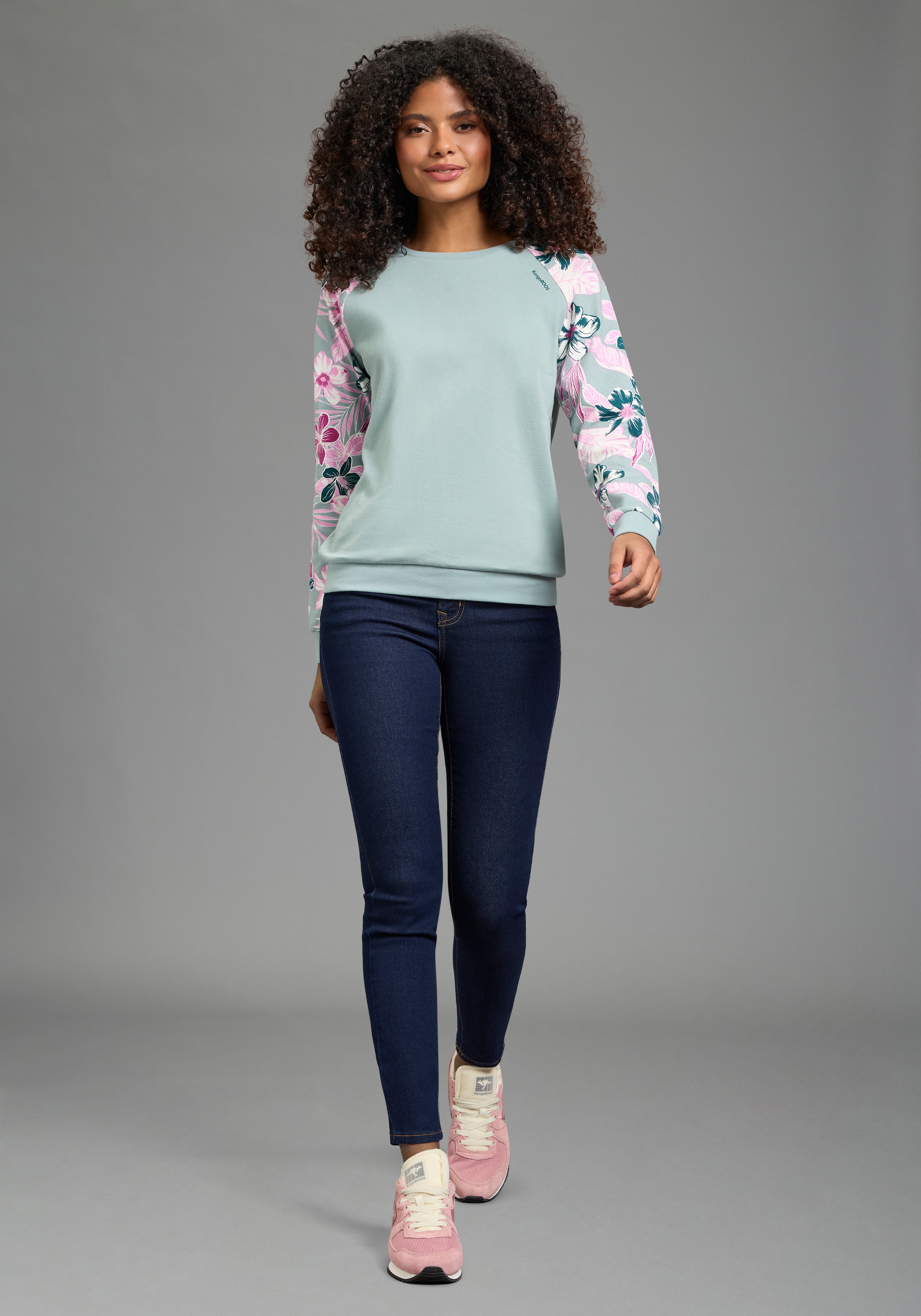 KangaROOS Sweatshirt , Ärmel mit Blumendruck
