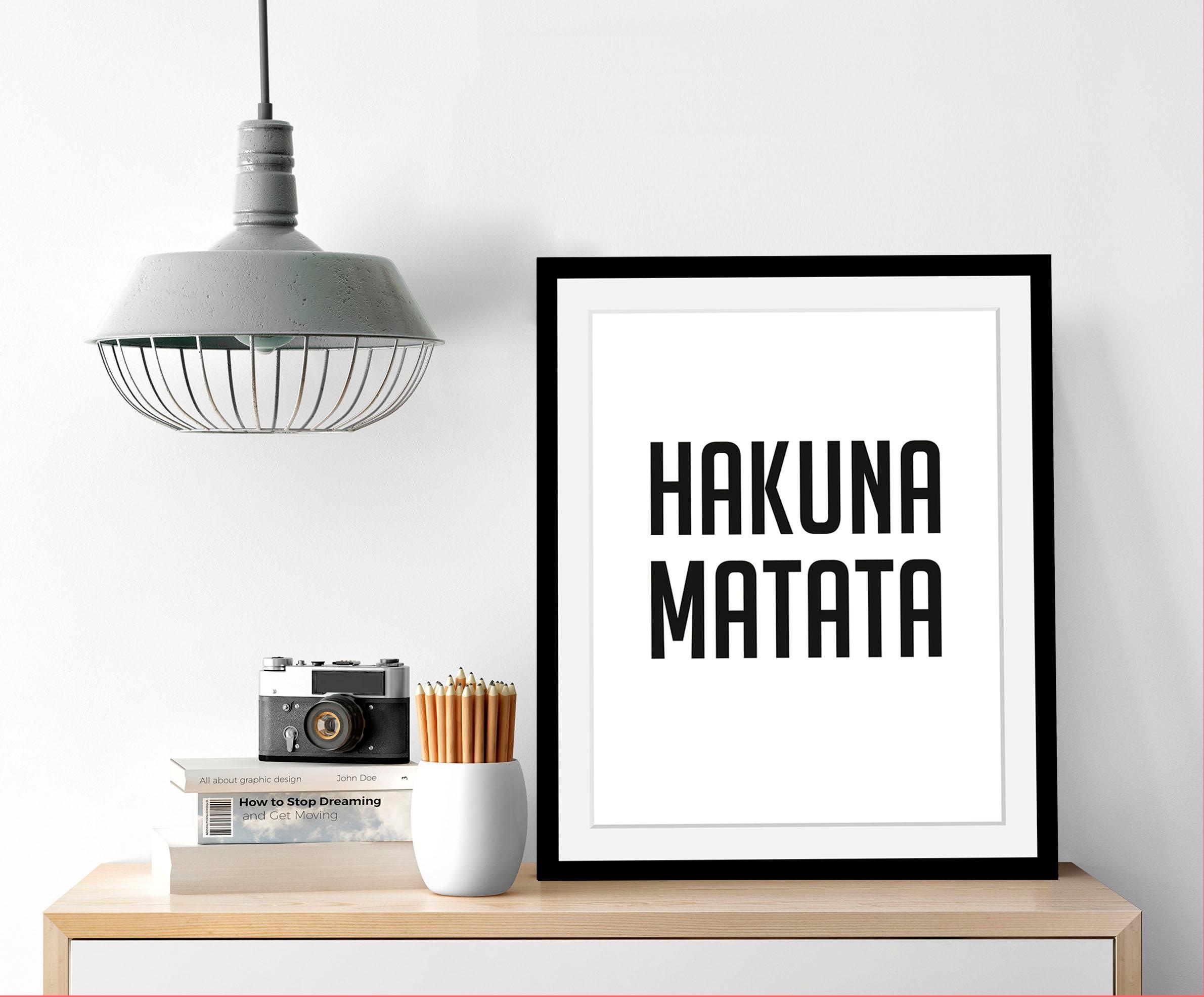queence Bild »Hakuna Matata«, Schwarz-Weiß-Schriftzug-Motivationsbilder-Humor, HD Premium Poster-Druck inkl. Holzrahmen