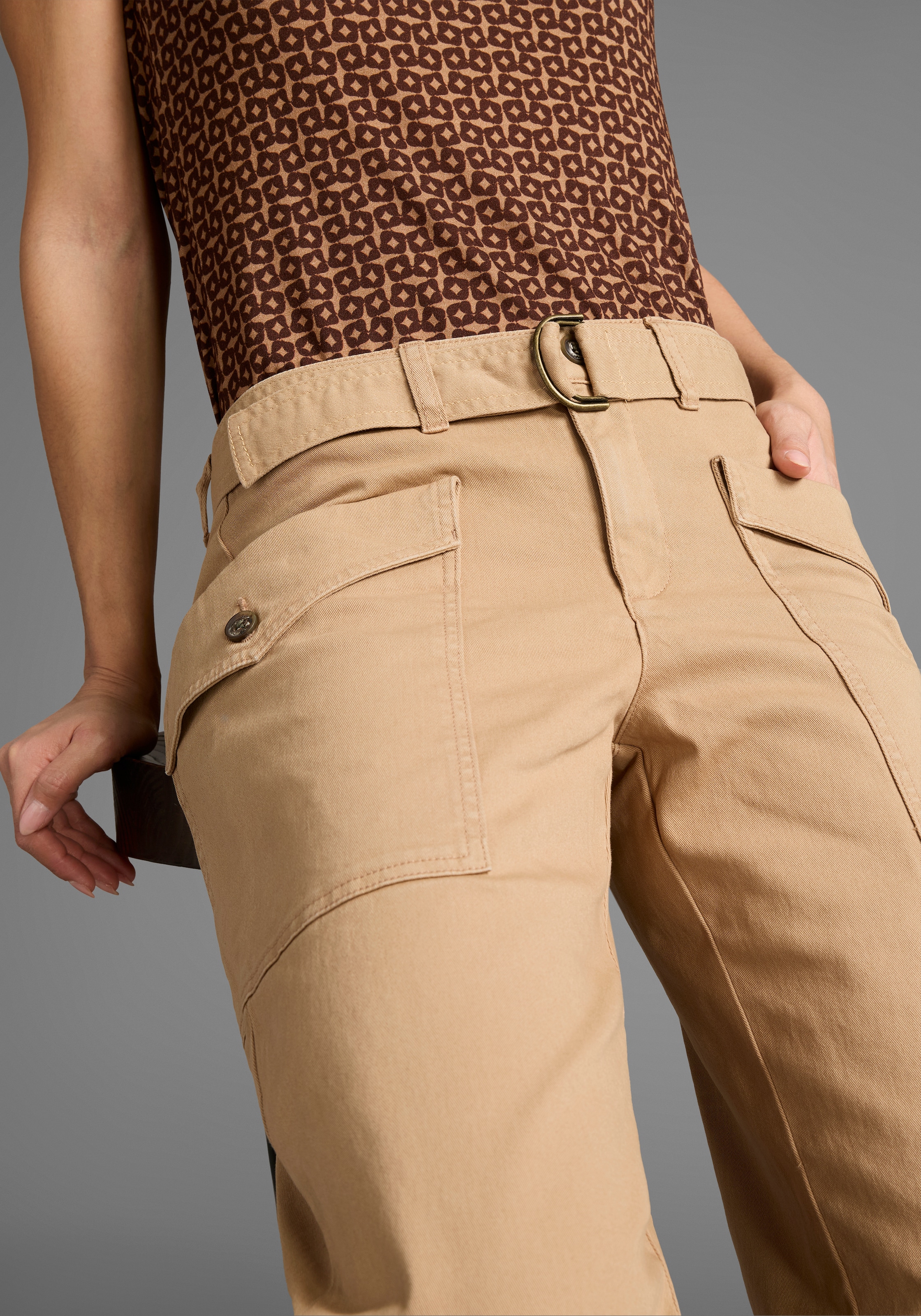 DELMAO Cargohose, (2 tlg., mit abnehmbarem Gürtel), mit modische großen Eingrifftaschen