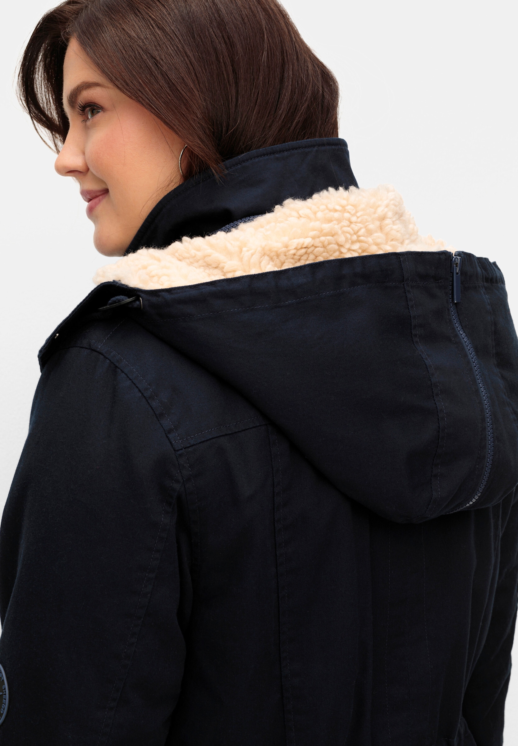 Sheego Parka »Parka Parka mit Taillen-Gummizug, warm wattiert« Abnehmbare Kapuze