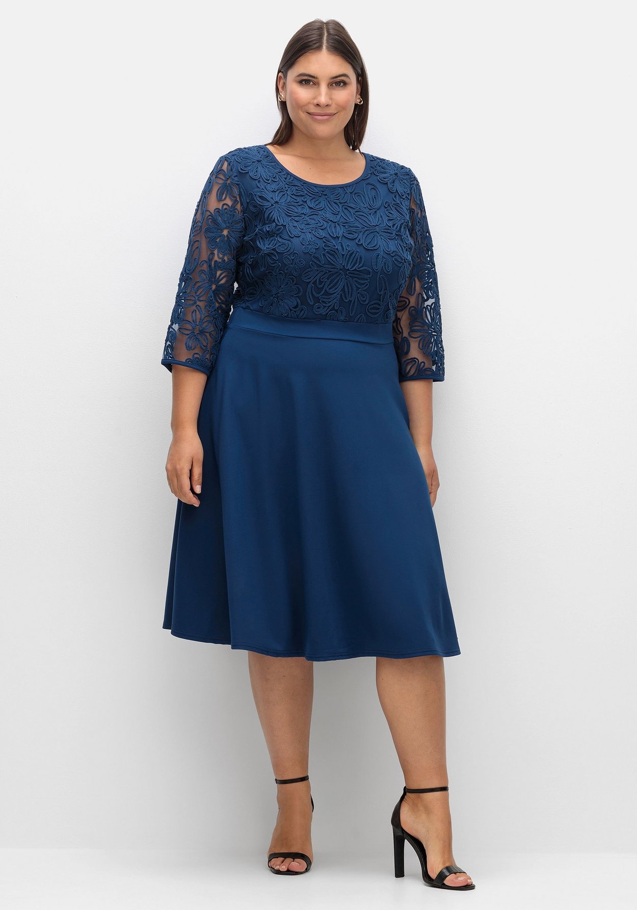Sheego Abendkleid »Cocktailkleid mit Zierbortenstickerei am Oberteil«, mit Zierbortenstickerei am Oberteil