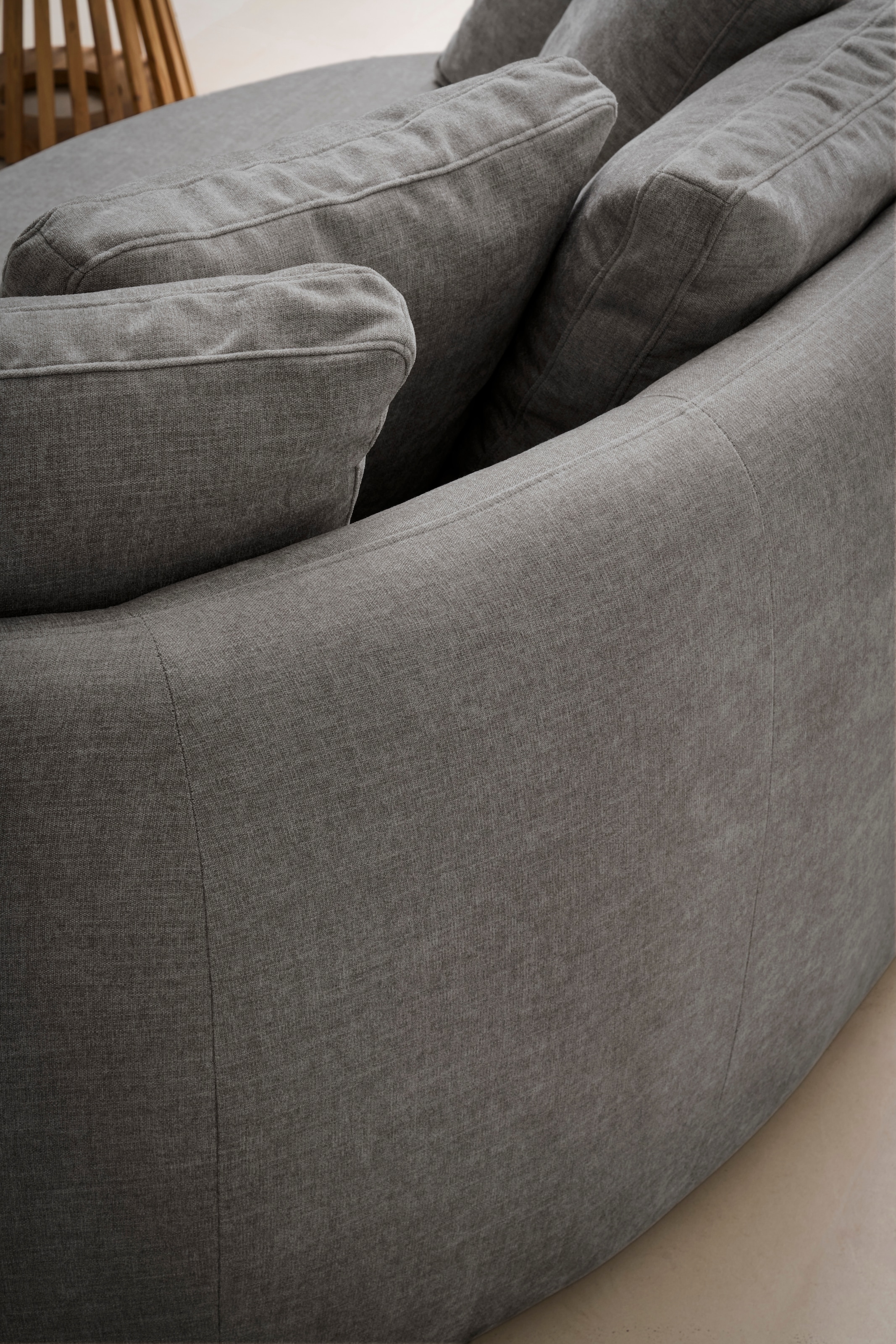 OTTO home 2,5-Sitzer »Kaarl, rundes Loungesofa, Sofa mit Kissen, perfekt gepolstert« Webstoff, in fünf Farben, zeitloses Design, inkl. 5 Rückenkissen