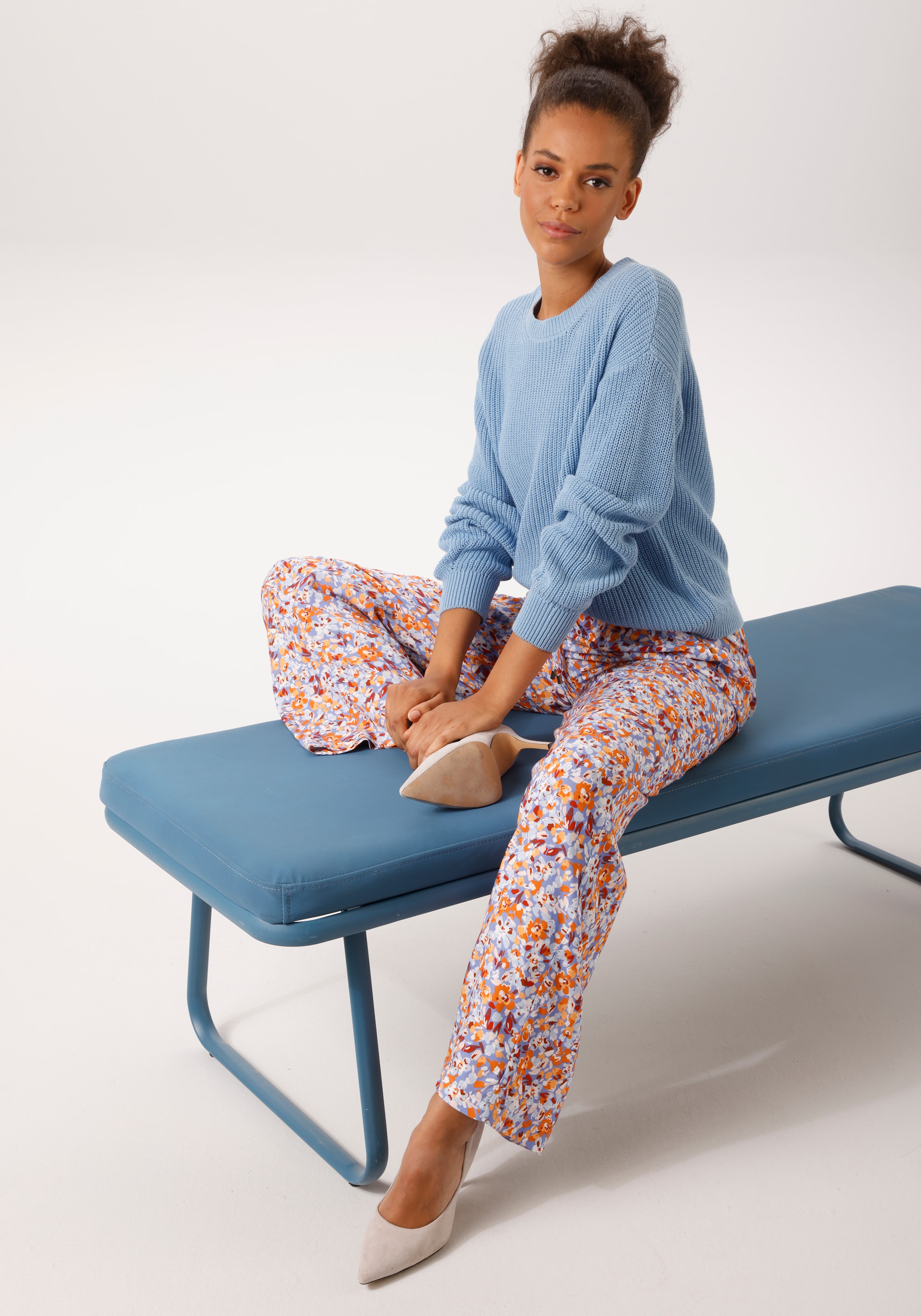 Aniston CASUAL Schlupfhose  mit farbharmonischen, grafischen Blumen bedruckt - NEUE KOLLEKTION