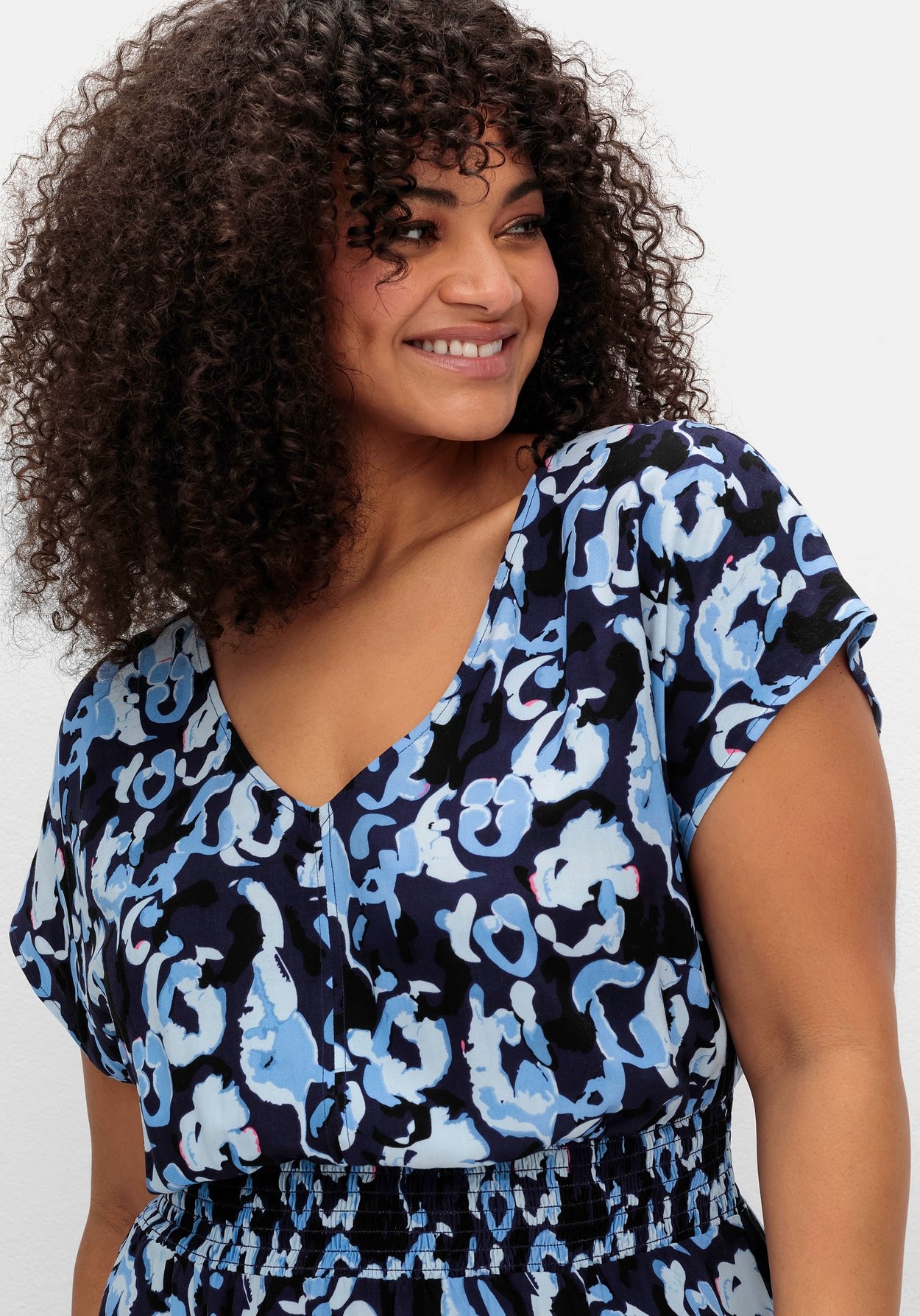 Sheego Druckkleid »Kleid mit Minimalprint und Smokbund«