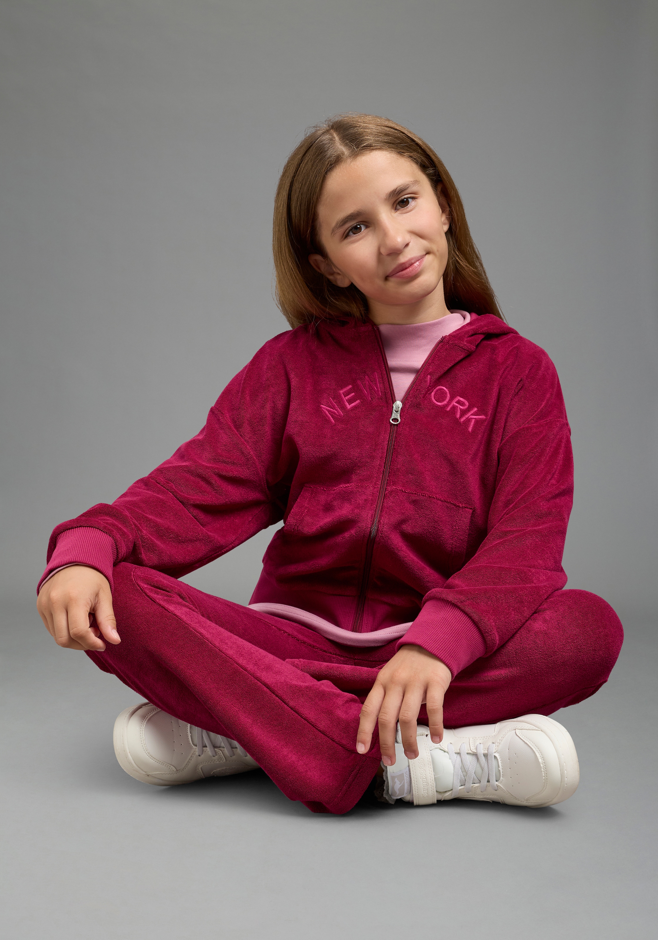 H.I.S Sweatjacke »Kuschelweiche Nicki-Jacke« mit Kapuze, für vielseitige Einsätze, mit Stickerei