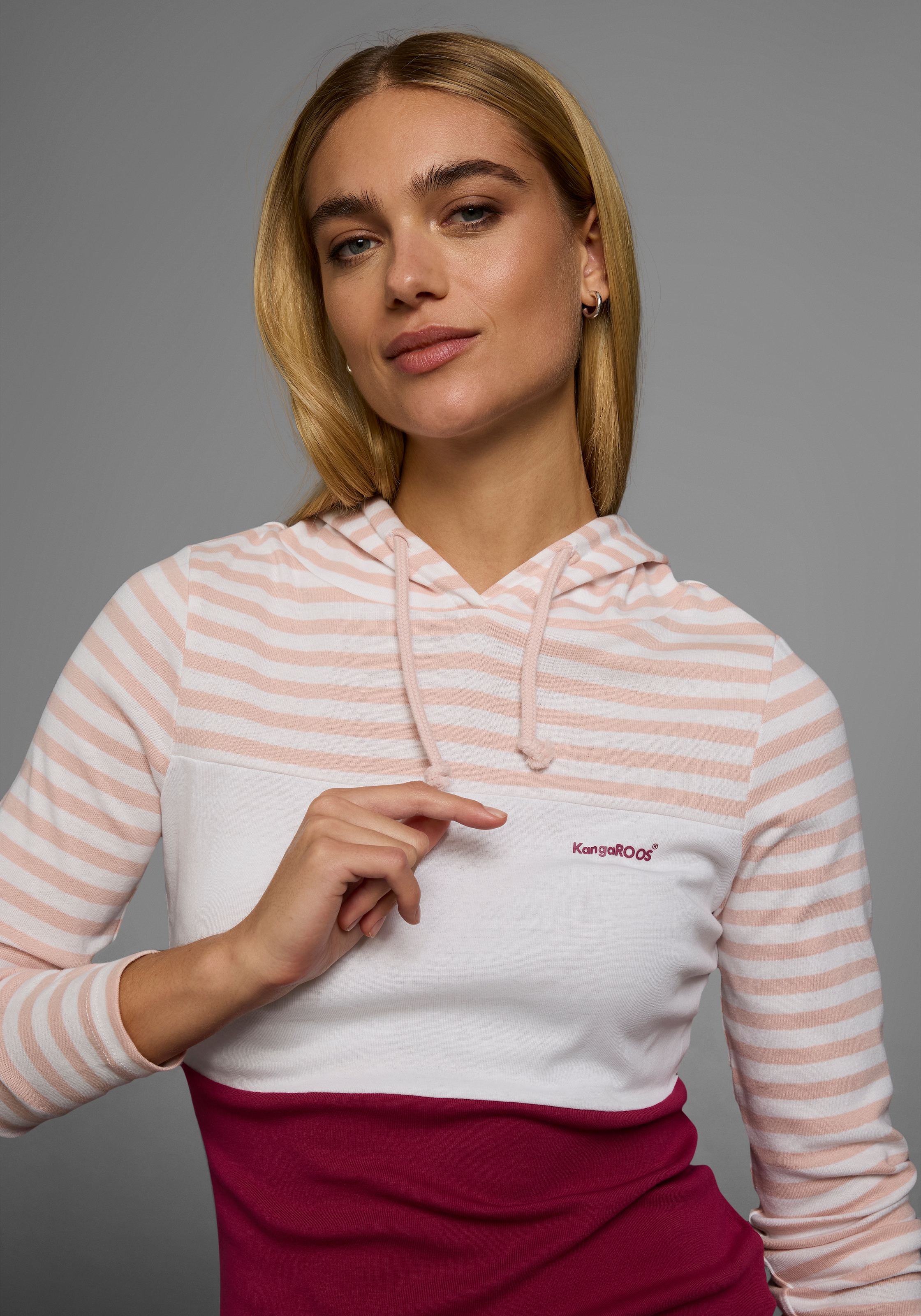 KangaROOS Kapuzenshirt, Langarm, sehr figurbetont, mit Colourblocking-Optik