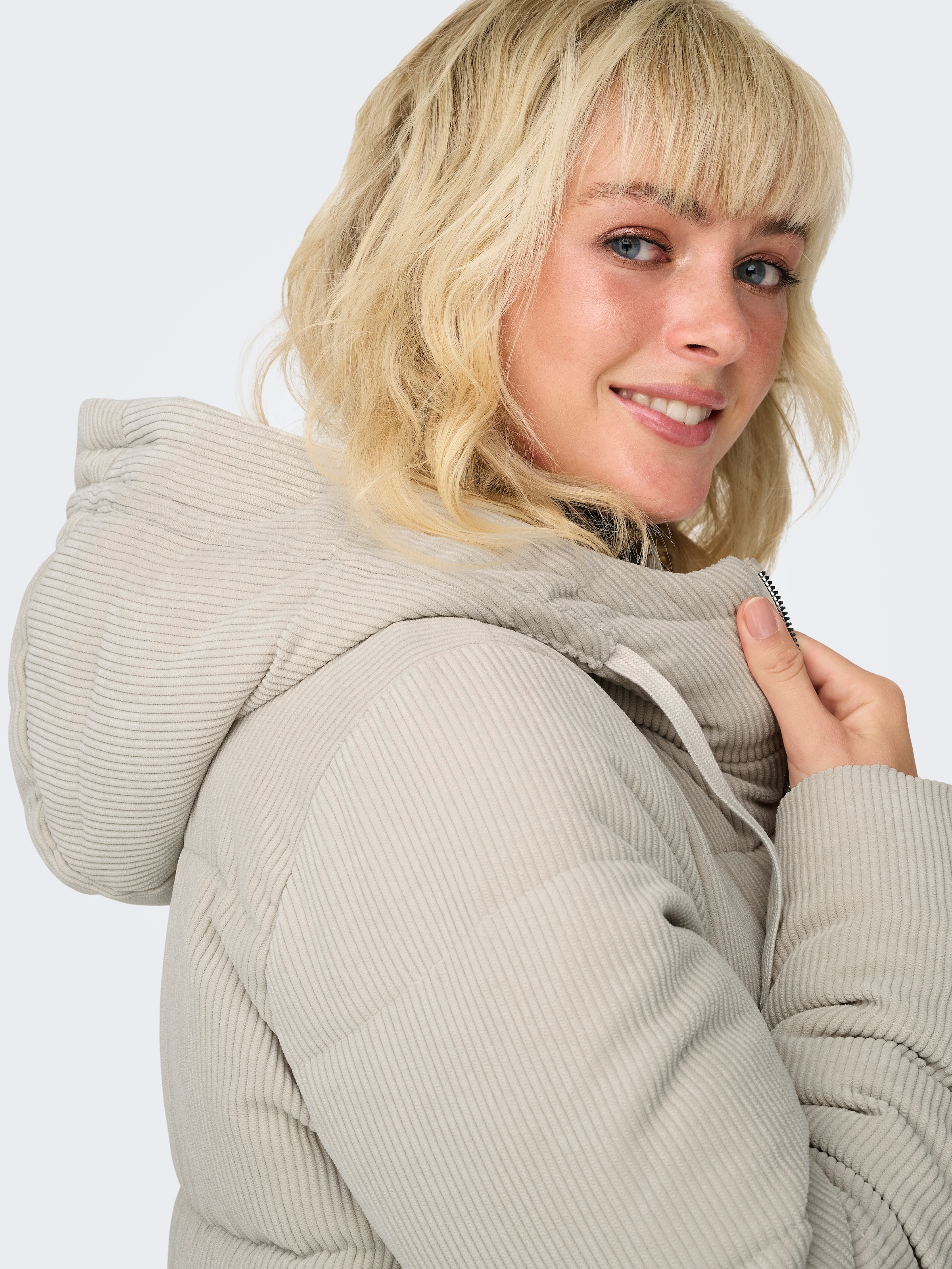 ONLY Steppjacke »ONLDOLLY LONG CORDUROY PUFFER OTW«, mit Kapuze, aus feinem Cordmaterial