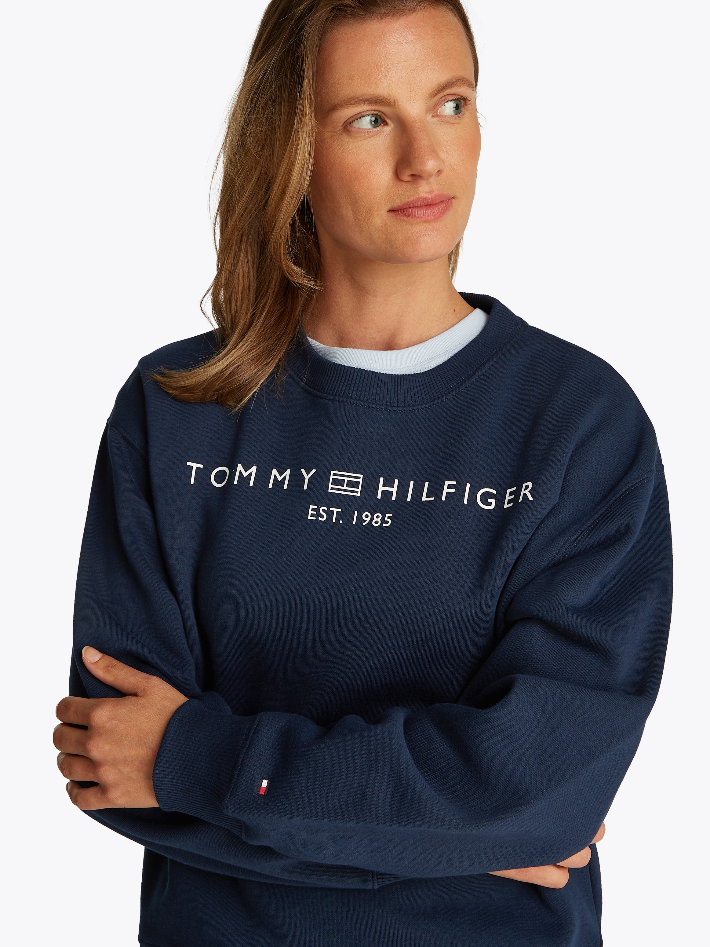 Tommy Hilfiger Sweatshirt »MDRN REG CORP LOGO C-NK SWTSHRT«, mit Logoschriftzug