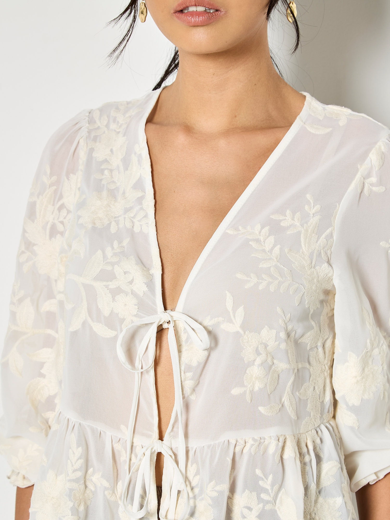 Apricot Chiffonbluse »Besticktes Chiffon-Oberteil mit Blumenmuster« mit Stickerei