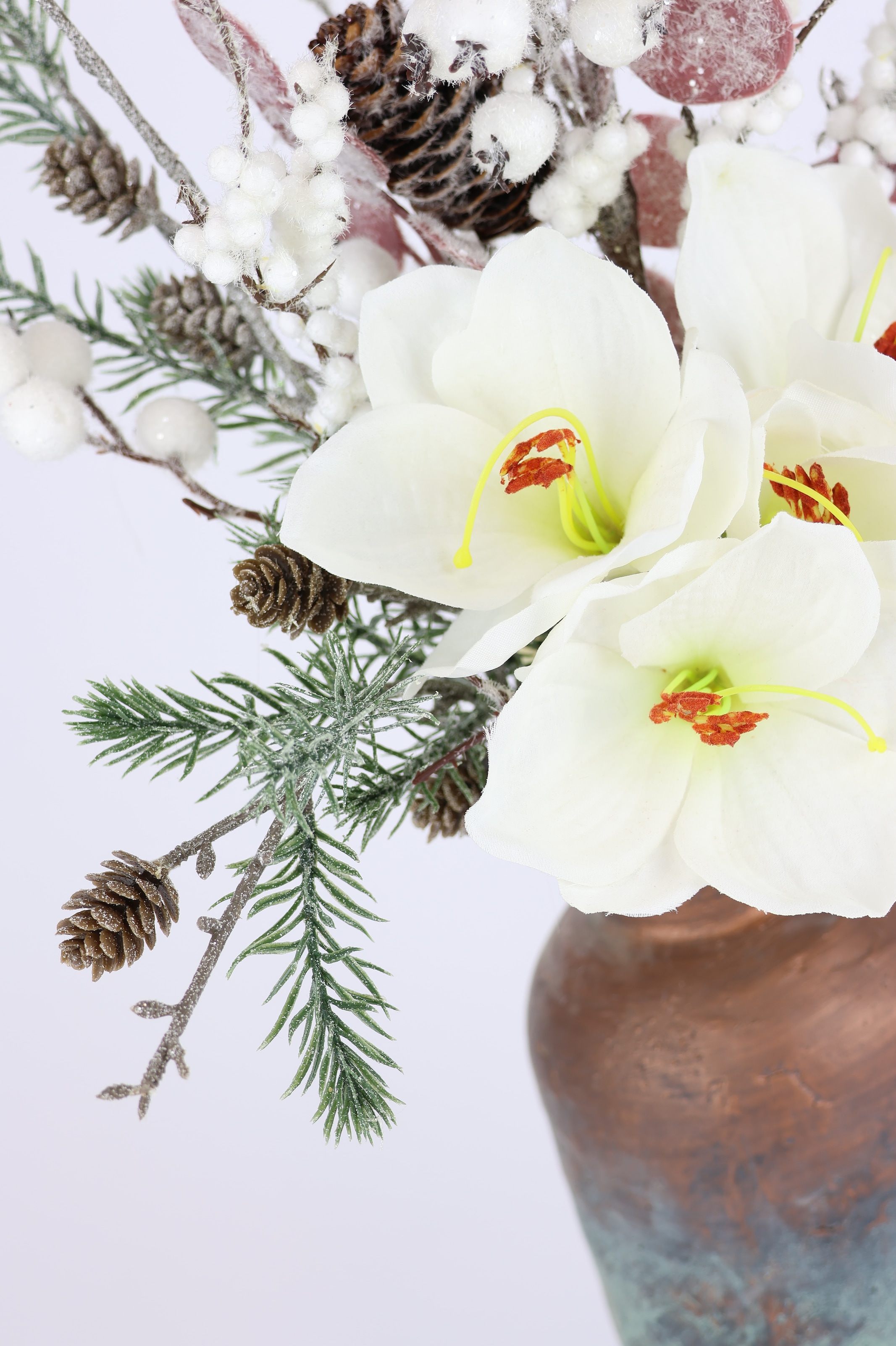 I.GE.A. Winterliche Kunstpflanze »Gesteck mit Amaryllis in Vase aus Keramik, Kunstblumen-Arrangement,«, Weihnachtsdeko mit Blüten, Zweigen mit Zapfen, Beeren und Eukalyptus